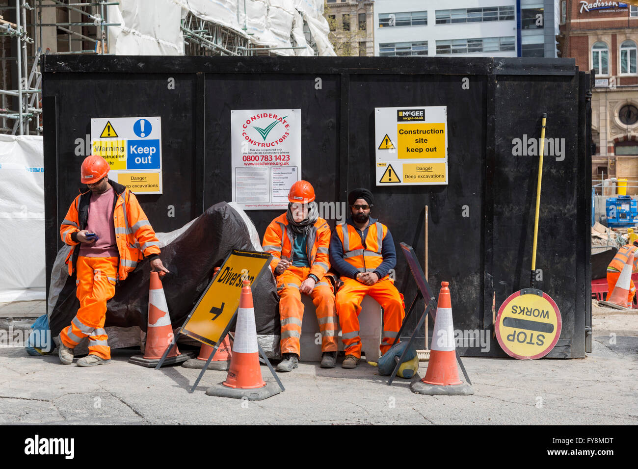 Costruzione di lavoratori in alta viz giacche e pantaloni su una pausa, London, England, Regno Unito Foto Stock