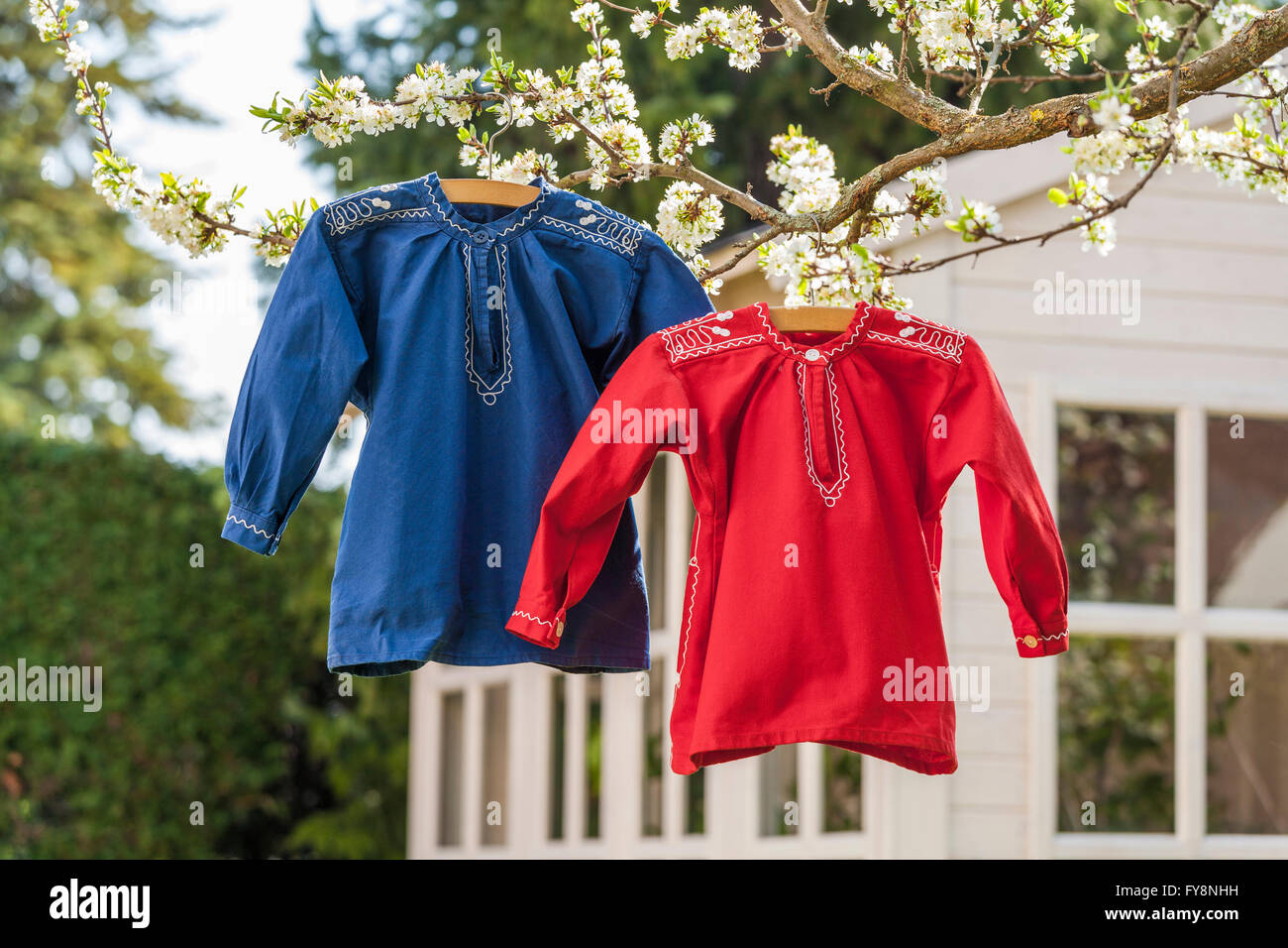 Gli agricoltori camicie e camicette per appendere su albero in giardino Foto Stock