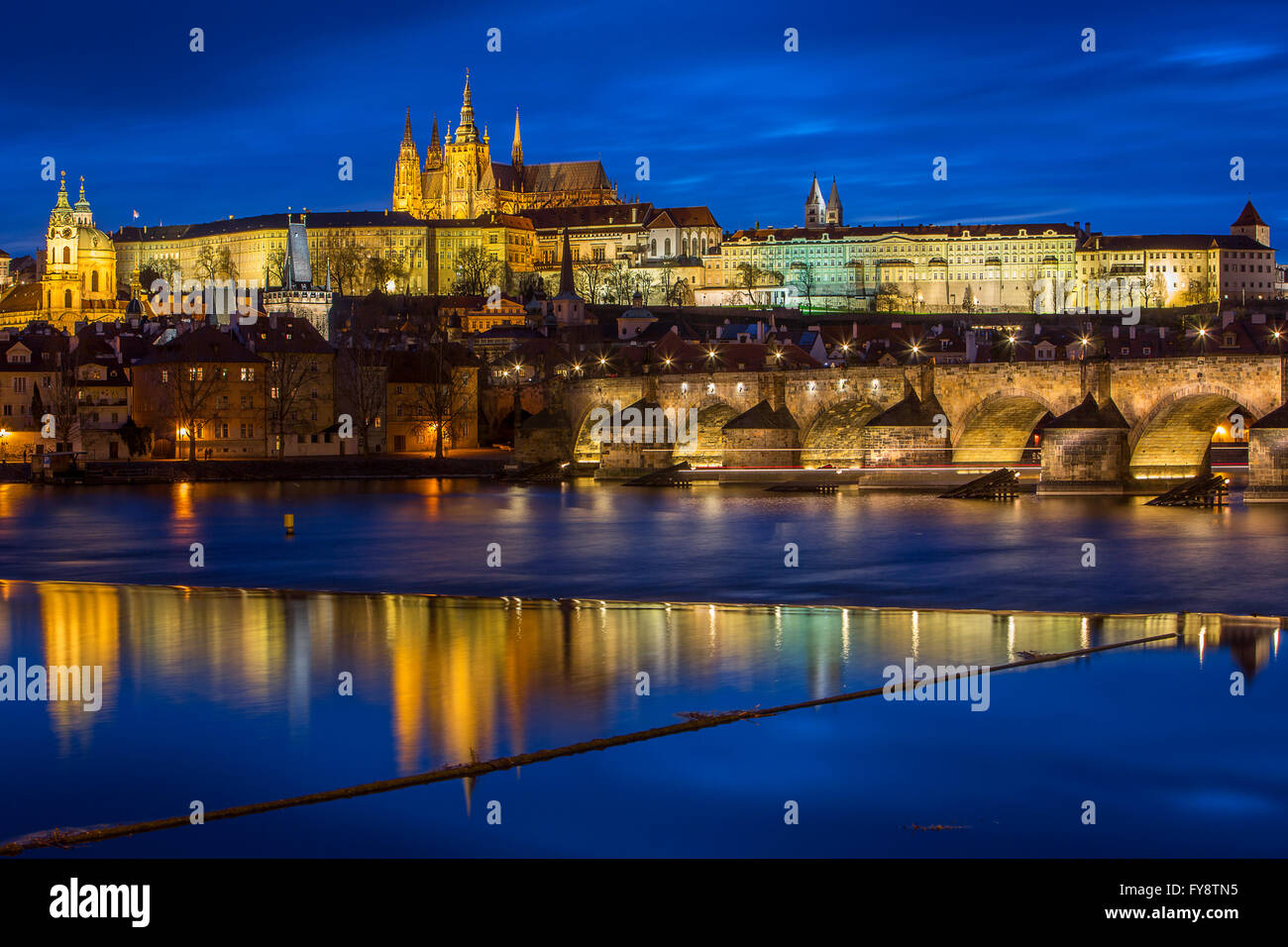 Cechia, Praga, Fiume Vltava con il ponte Carlo e il Castello di Praga di sera Foto Stock