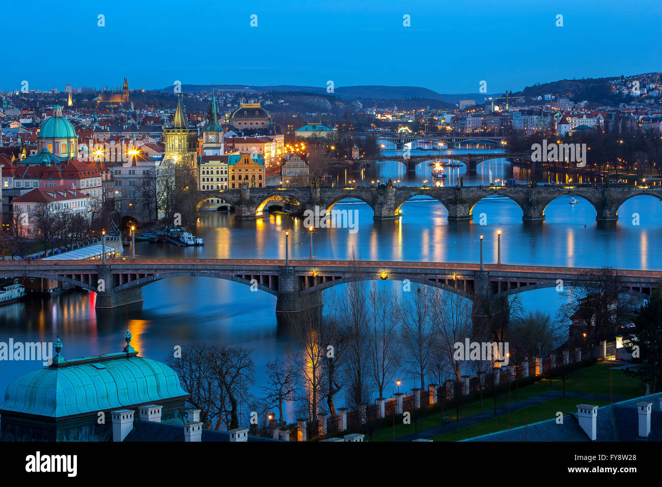 Cechia, Praga, vista città con il fiume Vltava e il Ponte Carlo al tramonto Foto Stock