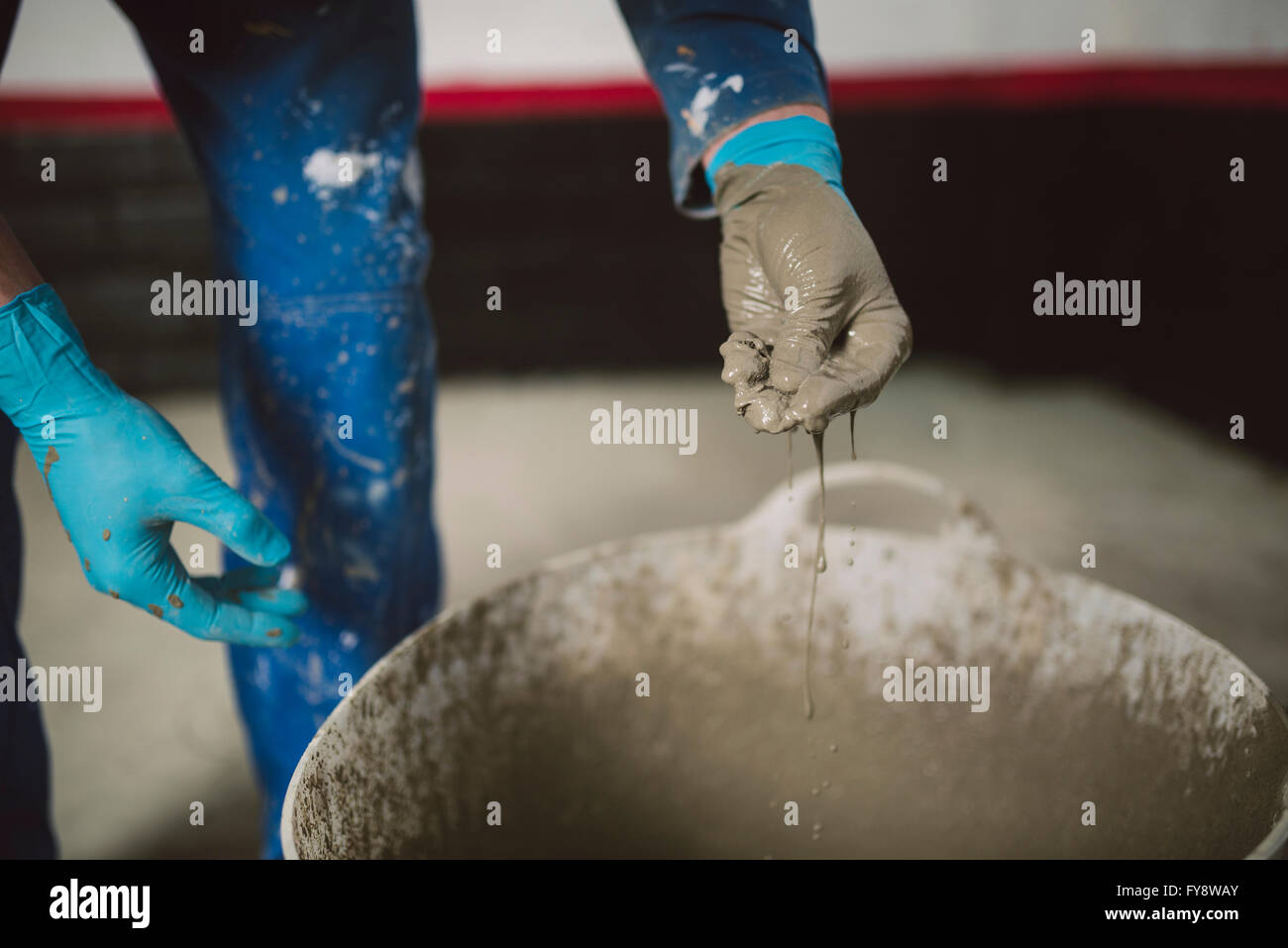 Muratore controllo texture di cemento Foto Stock