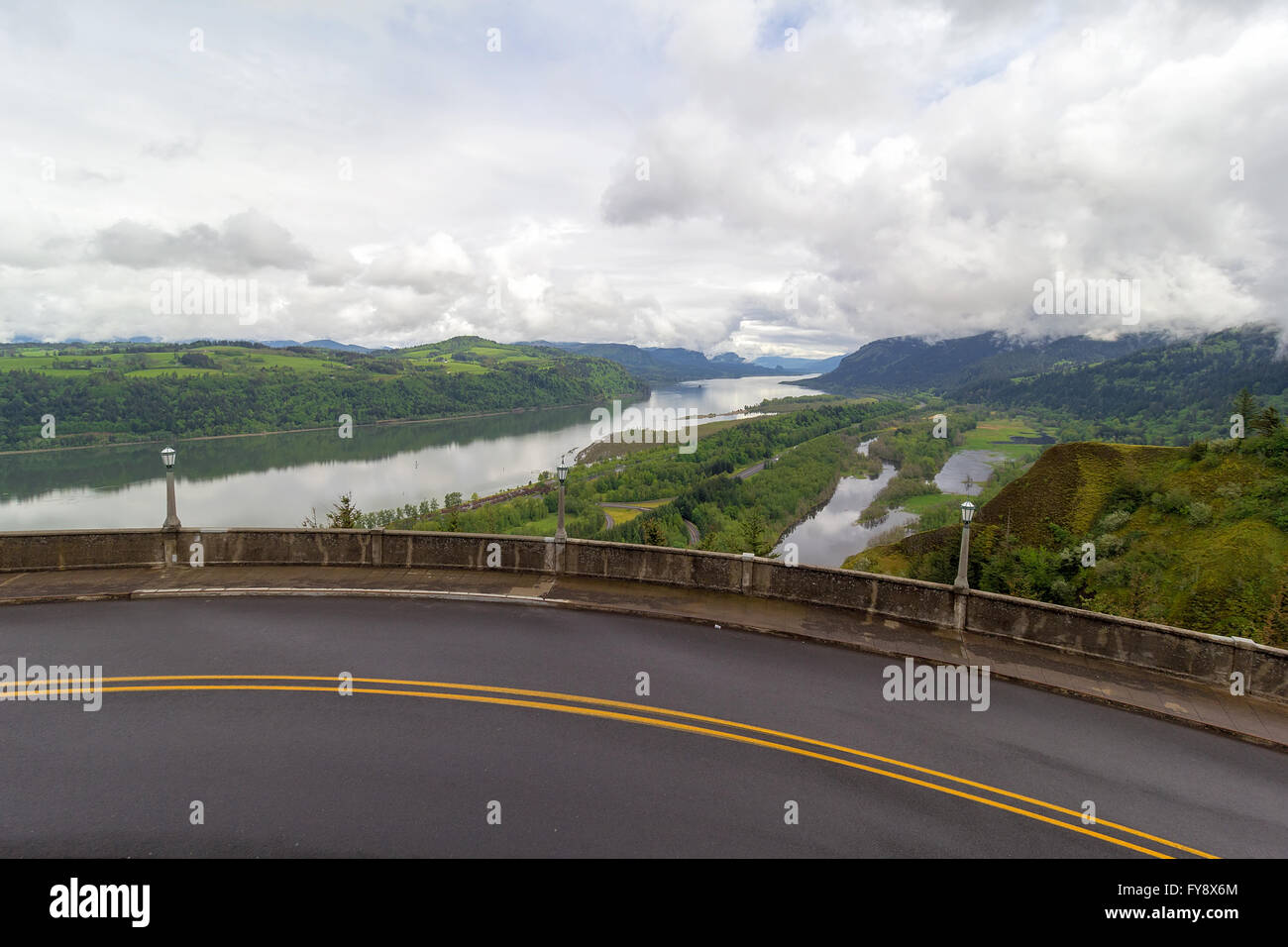 Vista panoramica del Columbia River Gorge lungo la vecchia strada di Columbia in Oregon Foto Stock