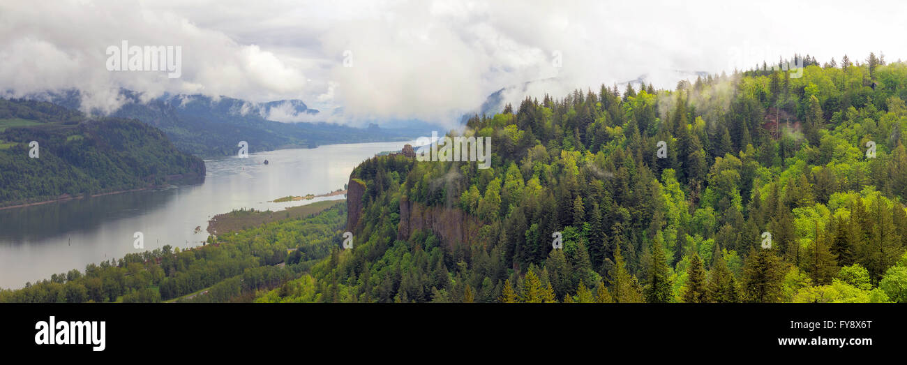Crown Point sul Columbia River Gorge Oregon in un giorno nuvoloso Panorama Foto Stock