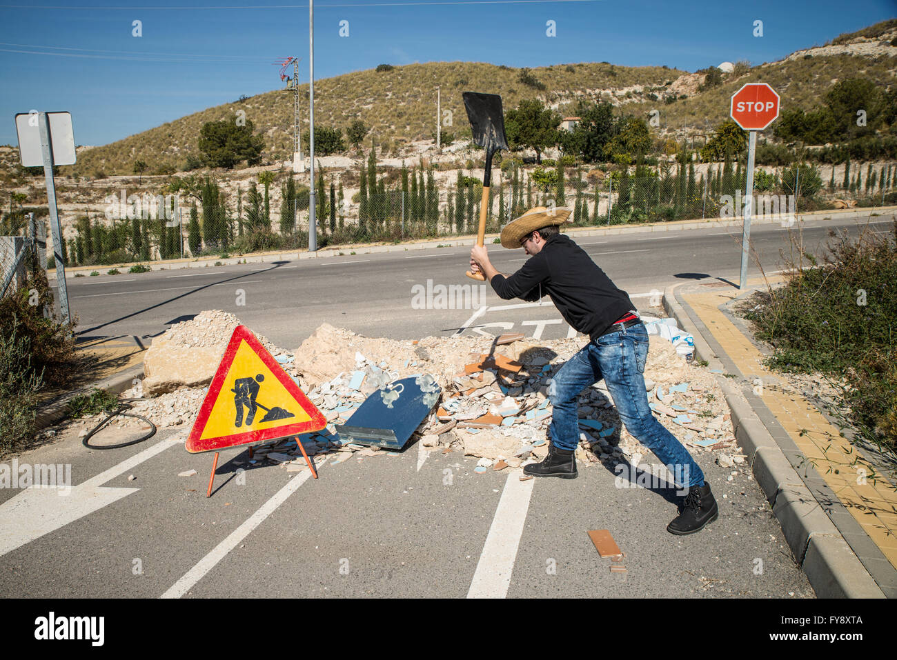 Giovane ragazzo la costruzione di un blocco stradale con costruzione di macerie, un concetto Foto Stock