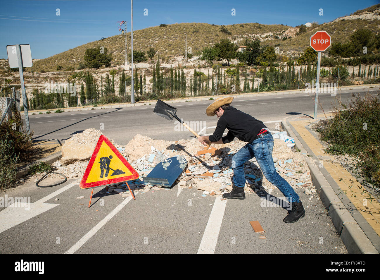 Giovane ragazzo la costruzione di un blocco stradale con costruzione di macerie, un concetto Foto Stock
