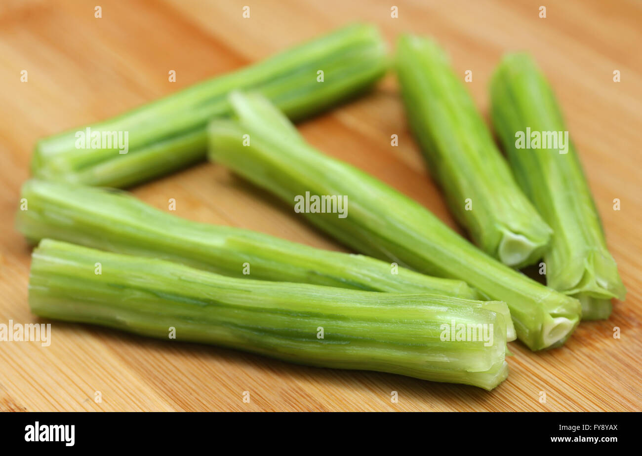 Medicinali Moringa Oleifera su una superficie di legno Foto Stock