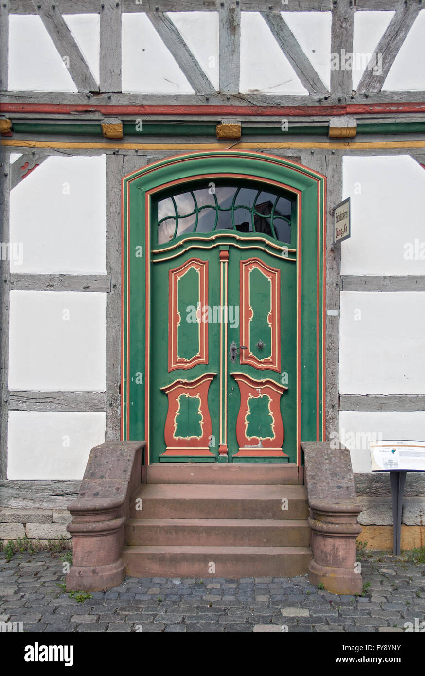 Porta di legno in un graticcio house Foto Stock