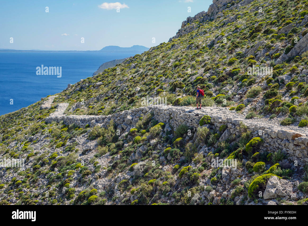 Femmina Lone walker su strada italiano sentiero, Kalymnos, Grecia Foto Stock