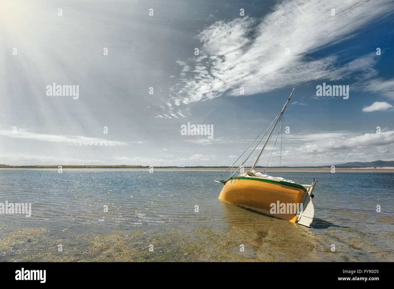 Barca ormeggiata in acque poco profonde di Sandy Point, Victoria, Australia Foto Stock