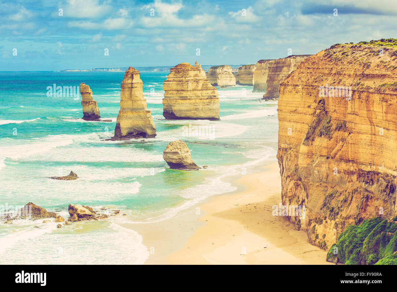 Dodici Apostoli formazioni rocciose, Great Ocean Road, Victoria, Australia. Immagine è retrò filtro applicato Foto Stock