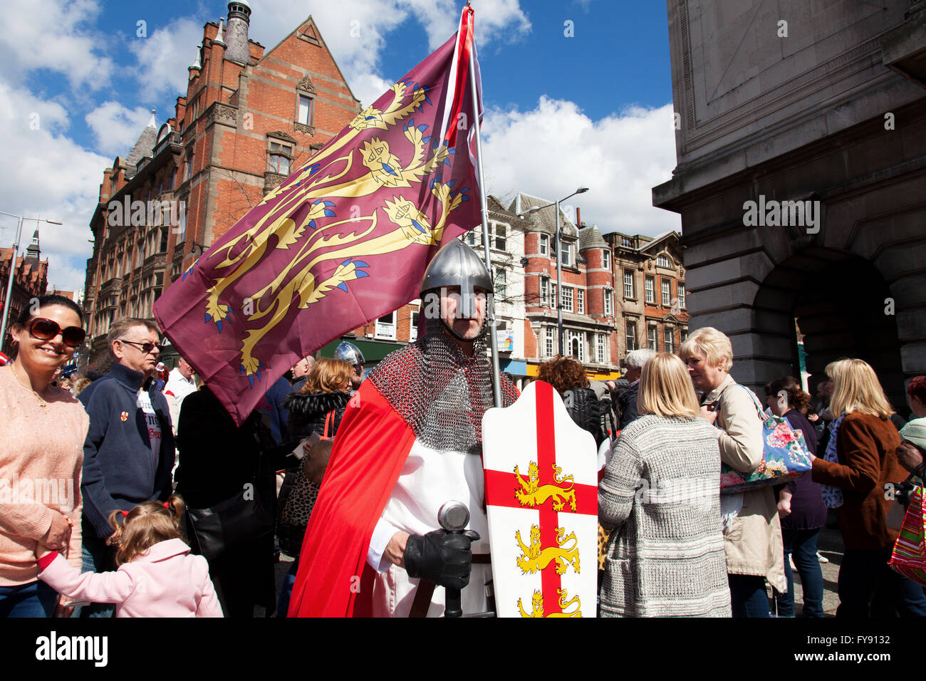 Piazza del Mercato Vecchio, Nottingham, Regno Unito Il 23 aprile 2016. La folla presso il St George's parata del giorno e la celebrazione in Nottingham la vecchia piazza del mercato. St George è il santo patrono dell'Inghilterra e St George's Day, che si celebra il 23 aprile, è tradizionalmente accettata come data di Saint George's morte nel 303 d.c. Credito: Mark Richardson/Alamy Live News Foto Stock