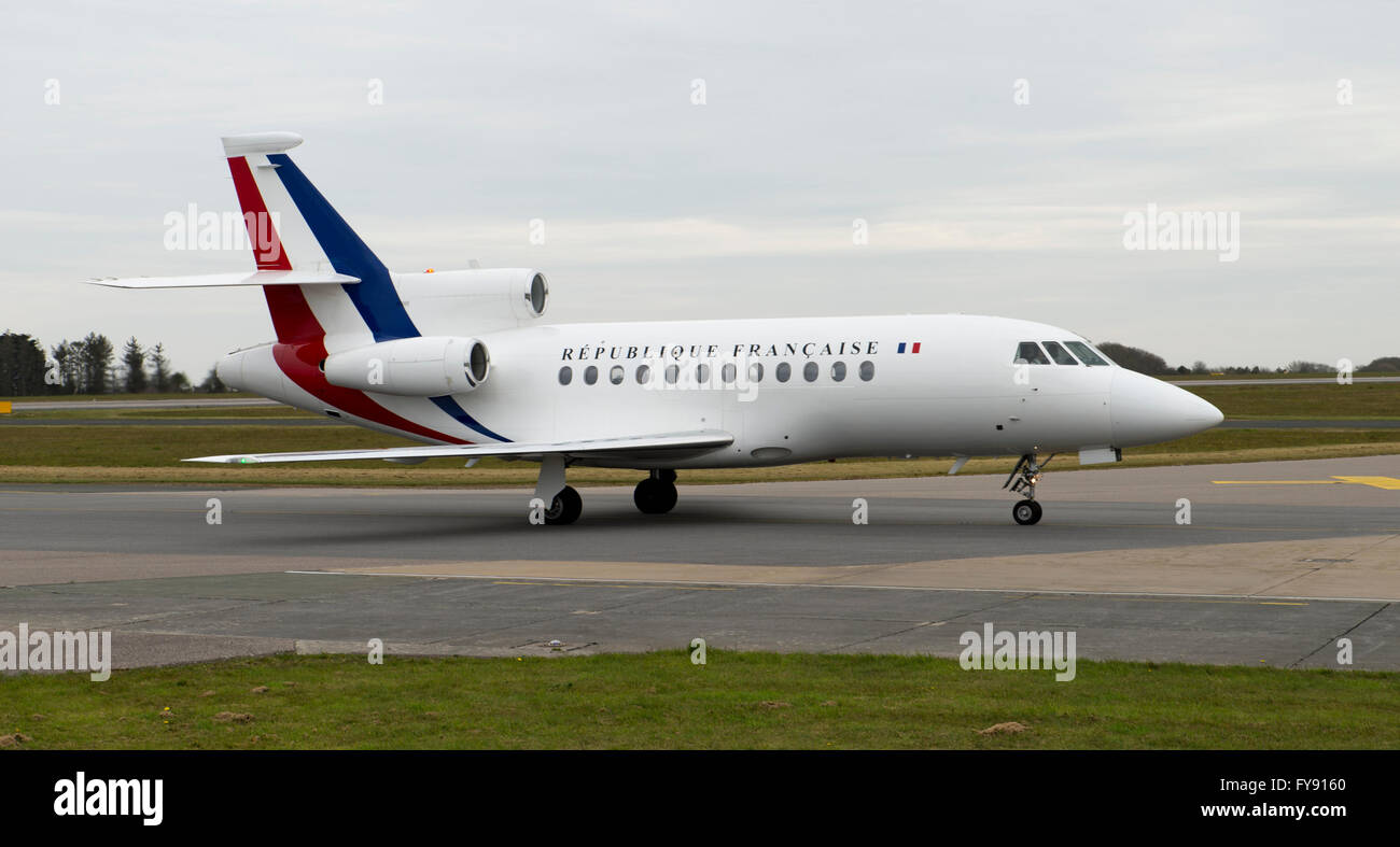 Newquay, Cornwall, Regno Unito. Xxi Aprile, 2016. Dassault Falcon 900 francese Air Force F-RAFQ in Newquay/RAF St Mawgan come parte di esercizio di sciopero di Griffin. Credito: Bob Sharples Alamy/Live News Foto Stock