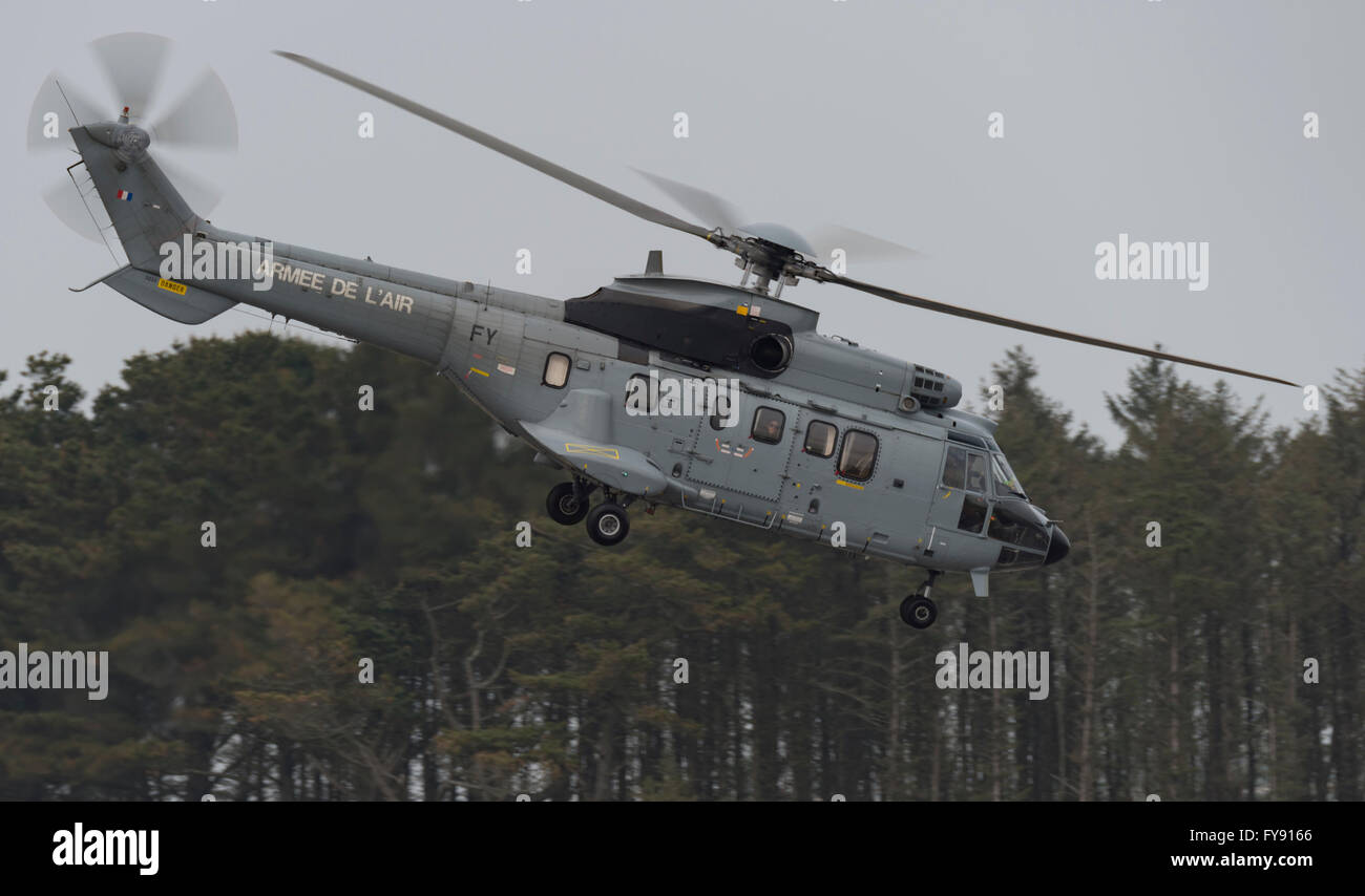 Newquay, Cornwall, Regno Unito. Xxi Aprile, 2016. Super Puma Eurocopter AS332 F-RAFY (2233-FY) francese Air Force in Newquay/RAF St Mawgan come parte di esercizio di sciopero Griffin Credito: Bob Sharples Alamy/Live News Foto Stock