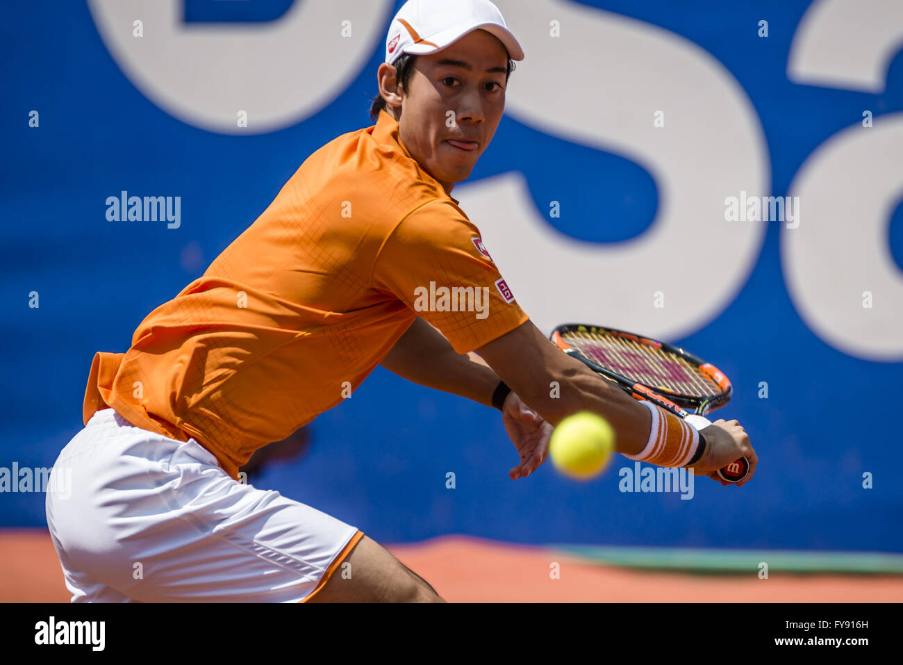 Barcellona, in Catalogna, Spagna. 23 apr, 2016. KEI NISHIKORI di Japon restituisce la sfera di Benoit Paire della Francia durante i loro semi-finale al "Barcelona Open Banc Sabadell' 2016. Nishikori ha vinto 6:3, 6:2. Credito: Matthias Oesterle/ZUMA filo/Alamy Live News Foto Stock