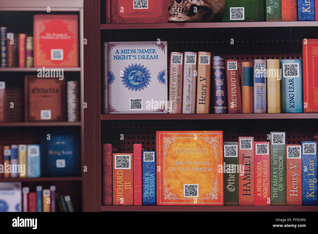 Londra, Regno Unito. Il 23 aprile 2016. Il quattrocentesimo anniversario di Shakespeare, la morte di un'installazione dalla British Library, portando i cantori' molte opere agli occhi dei visitatori il floccaggio di Trafalgar Square nella celebrazione di San Giorgio e la giornata di oggi per godere la festa di San Giorgio evento, supportata dal sindaco di Londra dove il cibo, l'intrattenimento tradizionale, danza e più erano in offerta. Credito: Stephen Chung / Alamy Live News Foto Stock