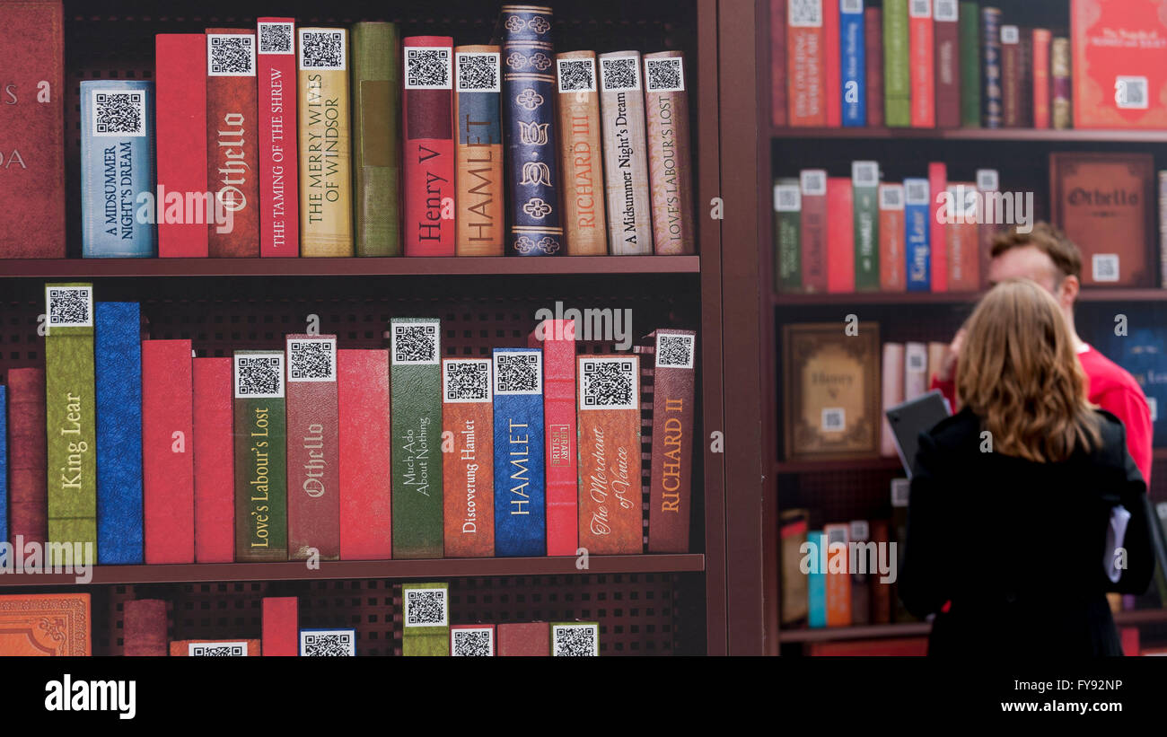 Londra, Regno Unito. Il 23 aprile 2016. Il quattrocentesimo anniversario di Shakespeare, la morte di un'installazione dalla British Library, portando i cantori' molte opere agli occhi dei visitatori il floccaggio di Trafalgar Square nella celebrazione di San Giorgio e la giornata di oggi per godere la festa di San Giorgio evento, supportata dal sindaco di Londra dove il cibo, l'intrattenimento tradizionale, danza e più erano in offerta. Credito: Stephen Chung / Alamy Live News Foto Stock