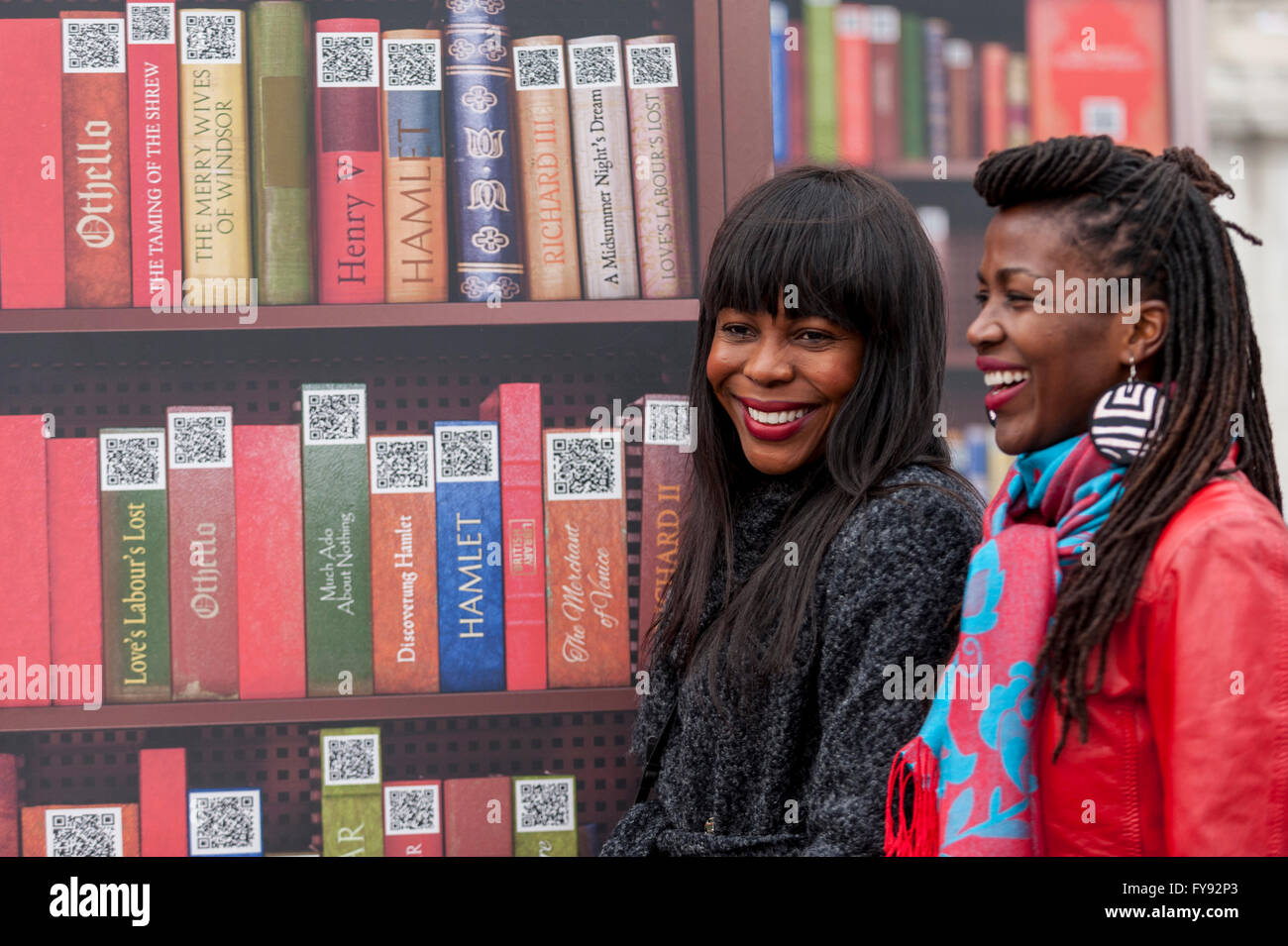 Londra, Regno Unito. Il 23 aprile 2016. Il quattrocentesimo anniversario di Shakespeare, la morte di un'installazione dalla British Library, portando i cantori' molte opere agli occhi dei visitatori il floccaggio di Trafalgar Square nella celebrazione di San Giorgio e la giornata di oggi per godere la festa di San Giorgio evento, supportata dal sindaco di Londra dove il cibo, l'intrattenimento tradizionale, danza e più erano in offerta. Credito: Stephen Chung / Alamy Live News Foto Stock