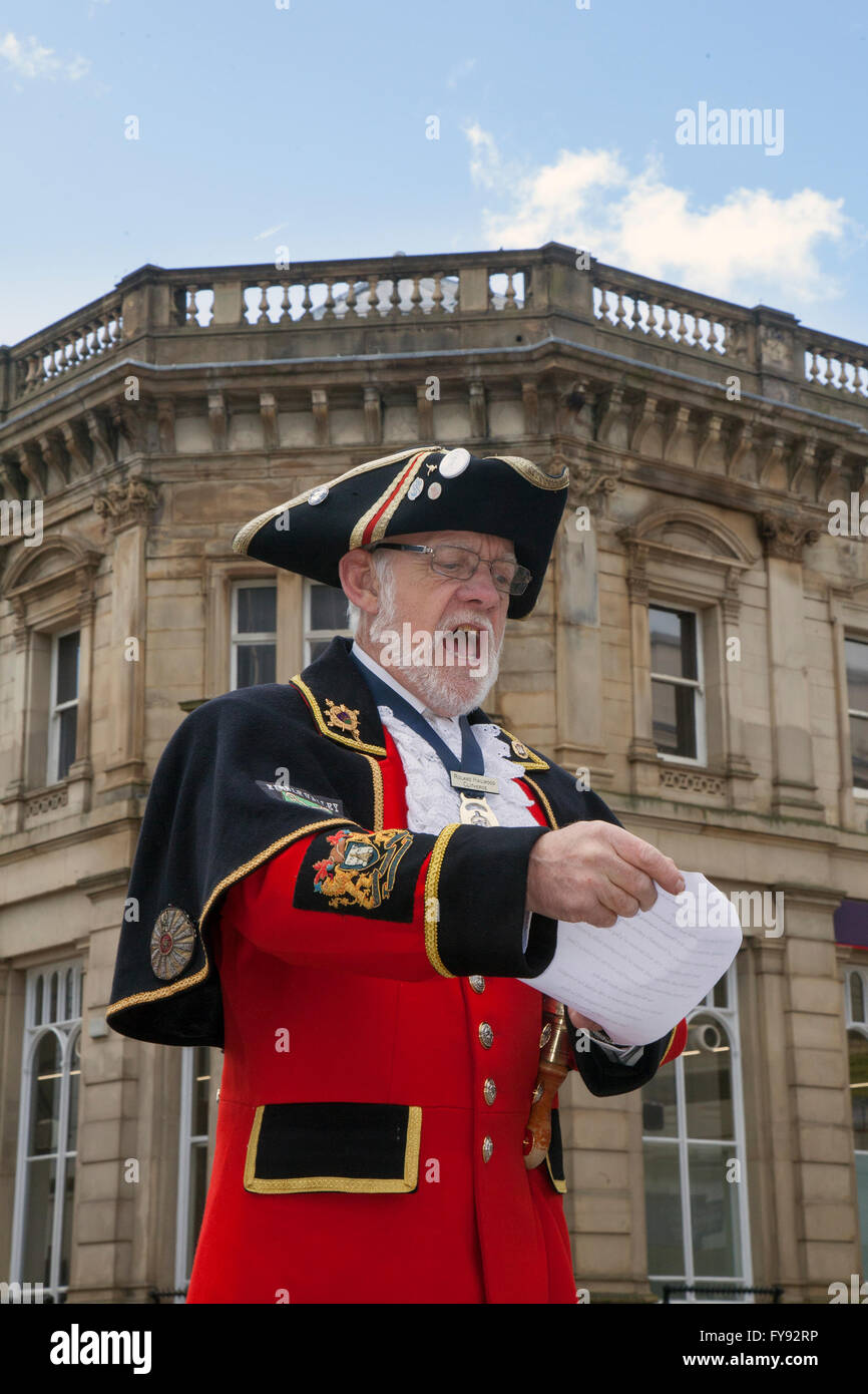 St George's nella giornata di sabato, 23 aprile. Blackburn Lancashire, Regno Unito Roland Halwood al 'qui essere draghi' evento in The Mall, Blackburn mercato e sui motivi della Cattedrale, ha invitato i visitatori a seguire il sentiero draghi con live street performance teatrali e musicali di dimensioni umane puppet attori provenienti da diversi acclamato internazionalmente produzioni teatrali utilizzando incredibile marchingegni meccanici. 2016. Credito: Mar fotografico/Alamy Live News Foto Stock