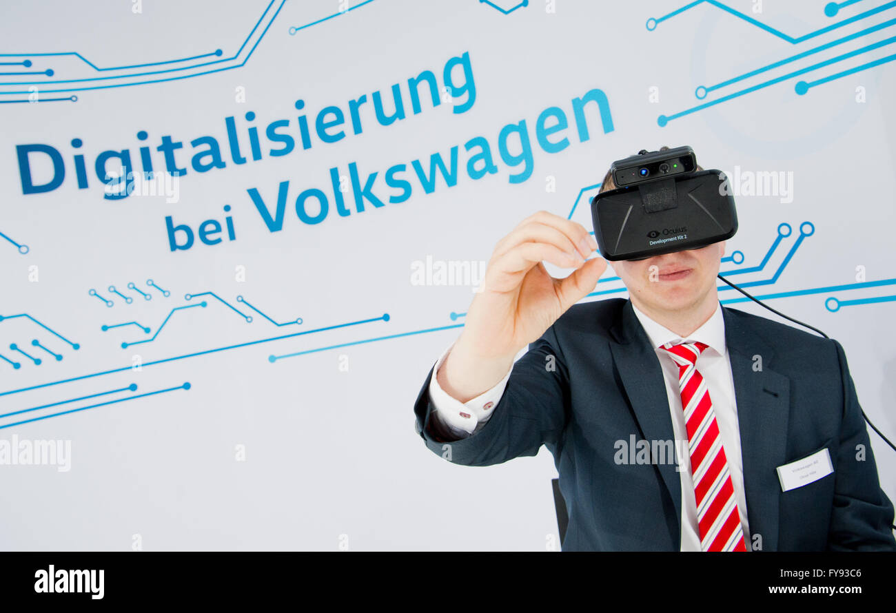 Hannover, Germania. 23 apr, 2016. Una Volkswagen membro del personale indossa il 'occhio Rift " occhiali per realtà virtuale al stand fieristico di Volkswagen alla fiera di Hannover di Hannover, Germania, 23 aprile 2016. Di tutto il mondo più grande fiera industriale a Hannover Messe è di essere aperti dal US-Presidente Obama il 24 aprile. Gli Stati Uniti d'America sono quest anno il paese di partnership. Foto: JULIAN STRATENSCHULTE/dpa/Alamy Live News Foto Stock