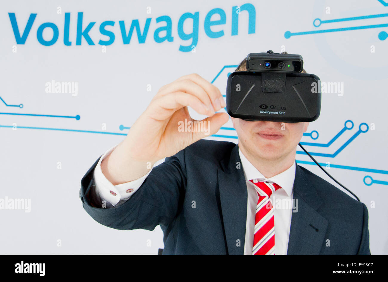 Hannover, Germania. 23 apr, 2016. Una Volkswagen membro del personale indossa il 'occhio Rift " occhiali per realtà virtuale al stand fieristico di Volkswagen alla fiera di Hannover di Hannover, Germania, 23 aprile 2016. Di tutto il mondo più grande fiera industriale a Hannover Messe è di essere aperti dal US-Presidente Obama il 24 aprile. Gli Stati Uniti d'America sono quest anno il paese di partnership. Foto: JULIAN STRATENSCHULTE/dpa/Alamy Live News Foto Stock