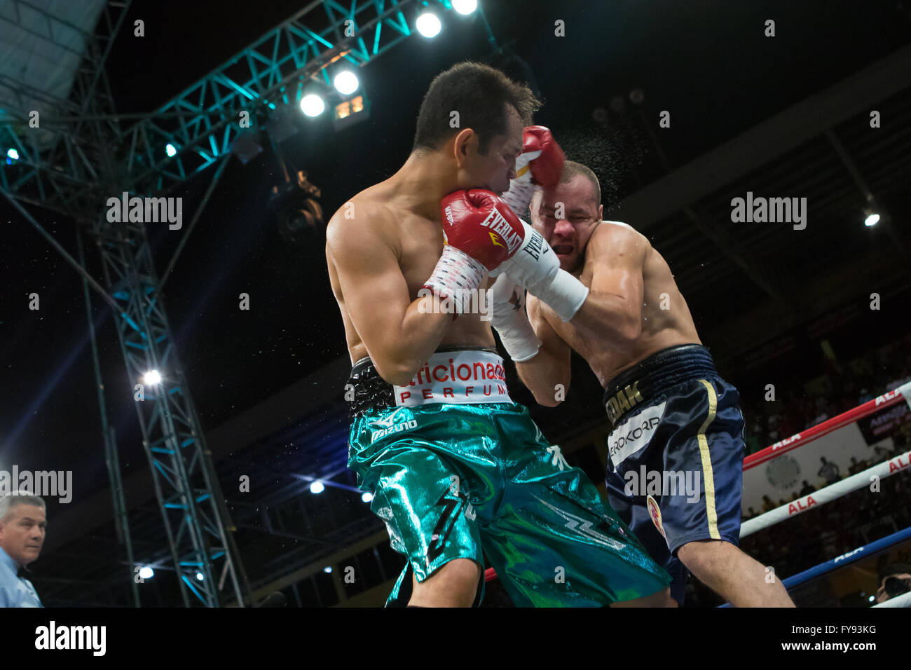 Cebu City, Filippine. 23 apr, 2016. Boxer Filipino-American,Nonito "Flash filippino' Donaire (32 anni) W37 L3-D0) realizzato a difesa del suo mondo Super Peso gallo titolo sconfiggendo il challenger da Ungheria, Zsolt Bedak (32 anni) W25 L2-D0) essendo Bedak buttato giù tre volte prima che la lotta è stata interrotta nel terzo round. Credito: galleria immagini2/Alamy Live News Foto Stock