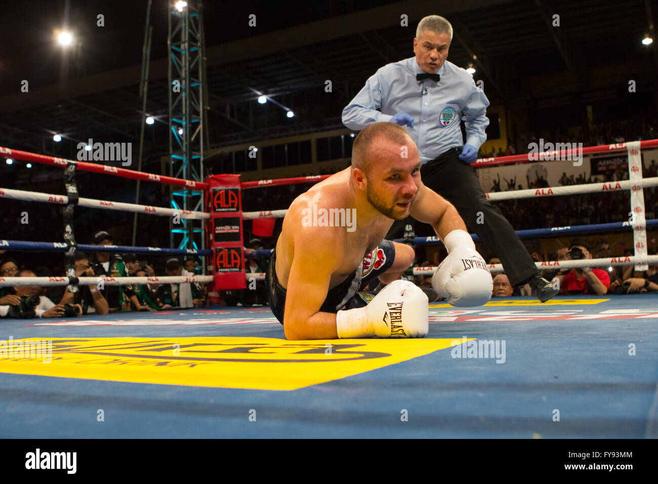 Cebu City, Filippine. 23 apr, 2016. Boxer Filipino-American,Nonito "Flash filippino' Donaire (32 anni) W37 L3-D0) realizzato a difesa del suo mondo Super Peso gallo titolo sconfiggendo il challenger da Ungheria, Zsolt Bedak (32 anni) W25 L2-D0) essendo Bedak buttato giù tre volte prima che la lotta è stata interrotta nel terzo round. Credito: galleria immagini2/Alamy Live News Foto Stock