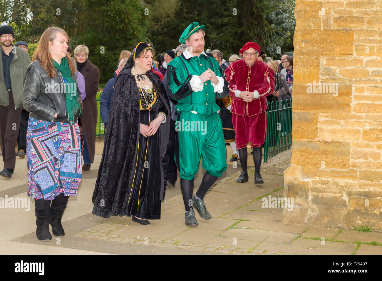 Abington Park, Northampton. U.K. Il 23 aprile 2016. Un gelso piantato in Abington Park per contrassegnare il quattrocentesimo anniversario della morte di William Shakespeare, la piantumazione di alberi è stata organizzata dalla Royal & Derngate. con alcune persone in costume. Foto Stock