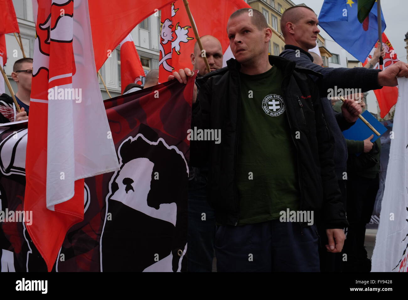 Ostrava, Repubblica Ceca. 23 apr, 2016. Anti-immigrati manifestanti preparare a marzo a Ostrava, Repubblica Ceca. Il segno legge, "contro l'immigrazione.' Credit: Matthew Thompson/Alamy Live News Foto Stock