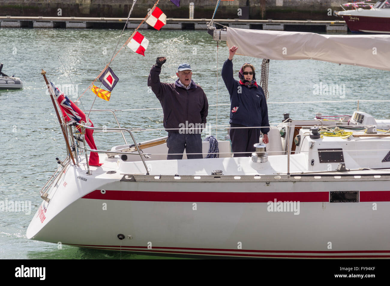 Weymouth, Inghilterra. Il 23 aprile 2016. Queen's novantesimo compleanno Floating omaggio. La gente a fare il tifo per barca bianca. Credito: Francesca Underwood/Alamy Live News Foto Stock