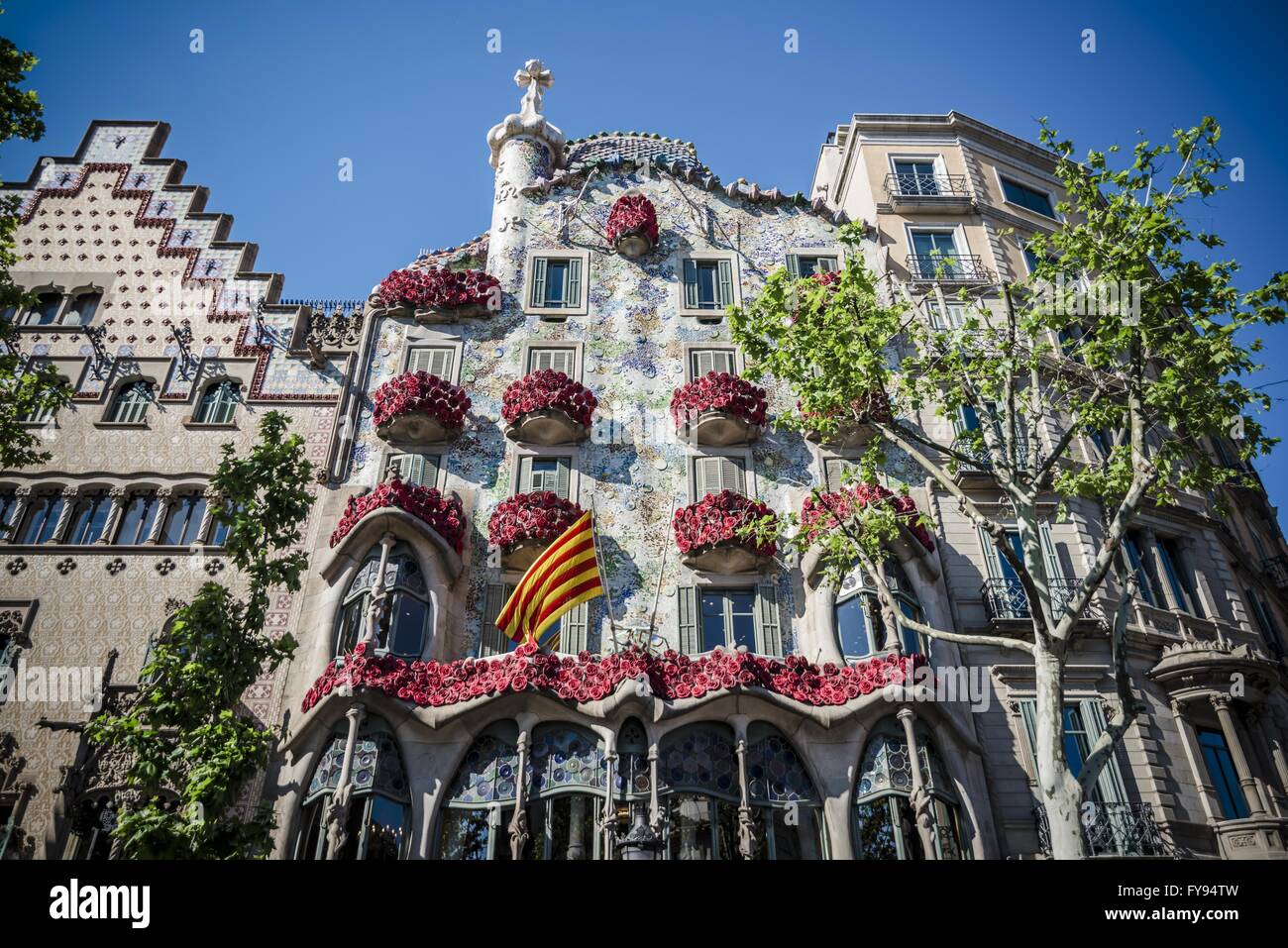 Barcellona, in Catalogna, Spagna. 23 apr, 2016. I balconi della "Casa Batllo' dall' architetto catalano Antoni Gaudi è decorata con rose su Saint George's Day, noto anche come il giorno della rosa, a Barcellona. © Matthias Oesterle/ZUMA filo/Alamy Live News Foto Stock