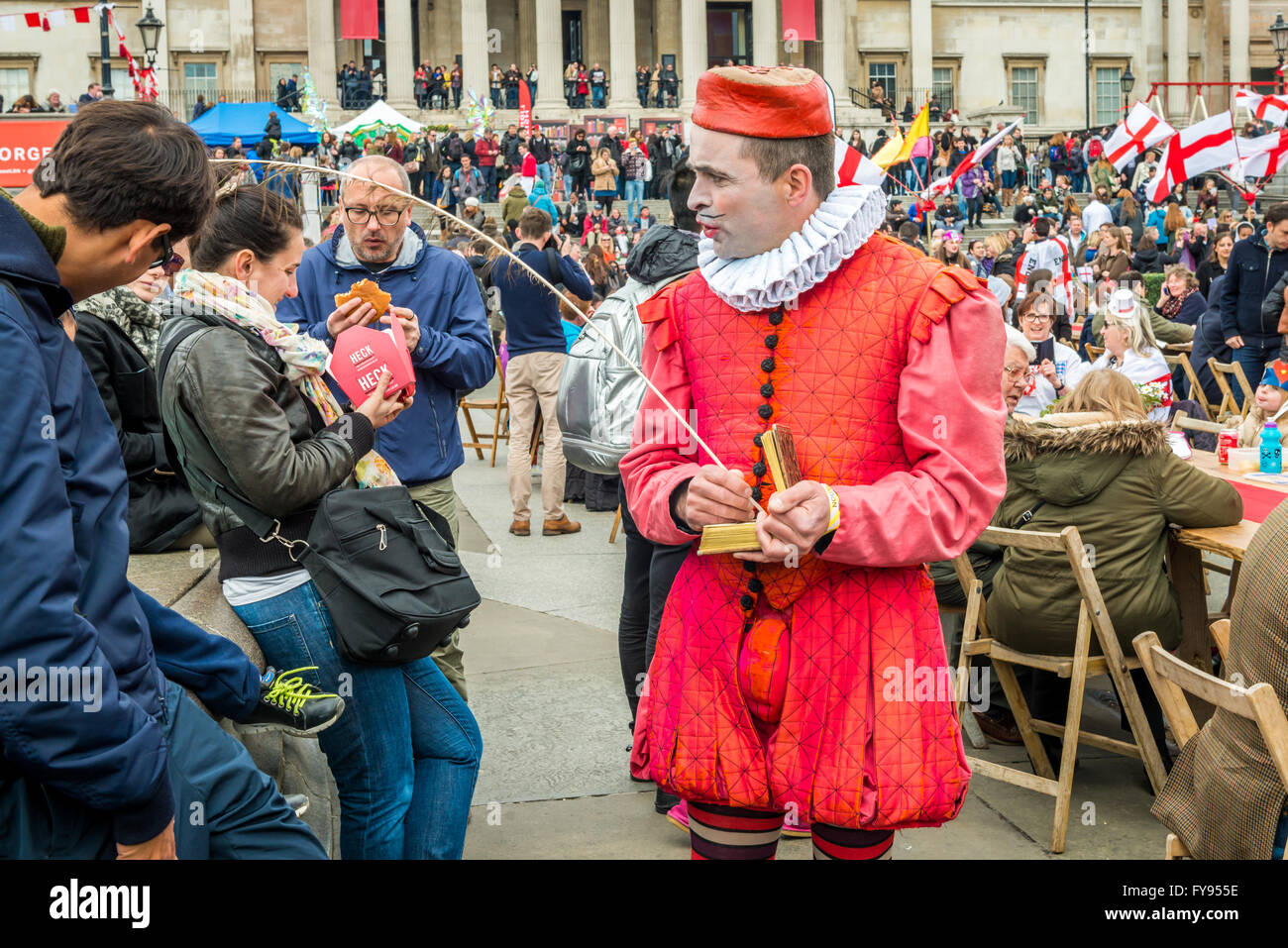 Londra, Regno Unito. 23 Aprile, 2016. St Georges day celebrazione a Trafalgar Square. Festa di St Georges festival. Arlecchino (Vice) facendo scherzi e solletico le persone con una lunga piuma Credito: Elena Chaykina/Alamy Live News Foto Stock