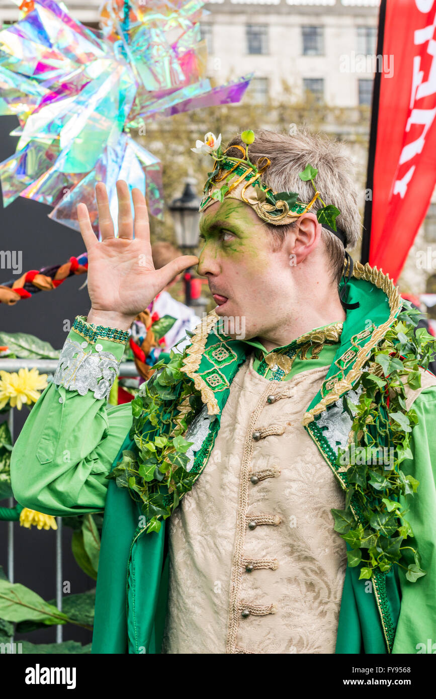 Londra, Regno Unito. 23 Aprile, 2016. St Georges day celebrazione a Trafalgar Square. Festa di St Georges festival. Fata (pixie) re in un bosco incantato. Credito: Elena Chaykina/Alamy Live News Foto Stock