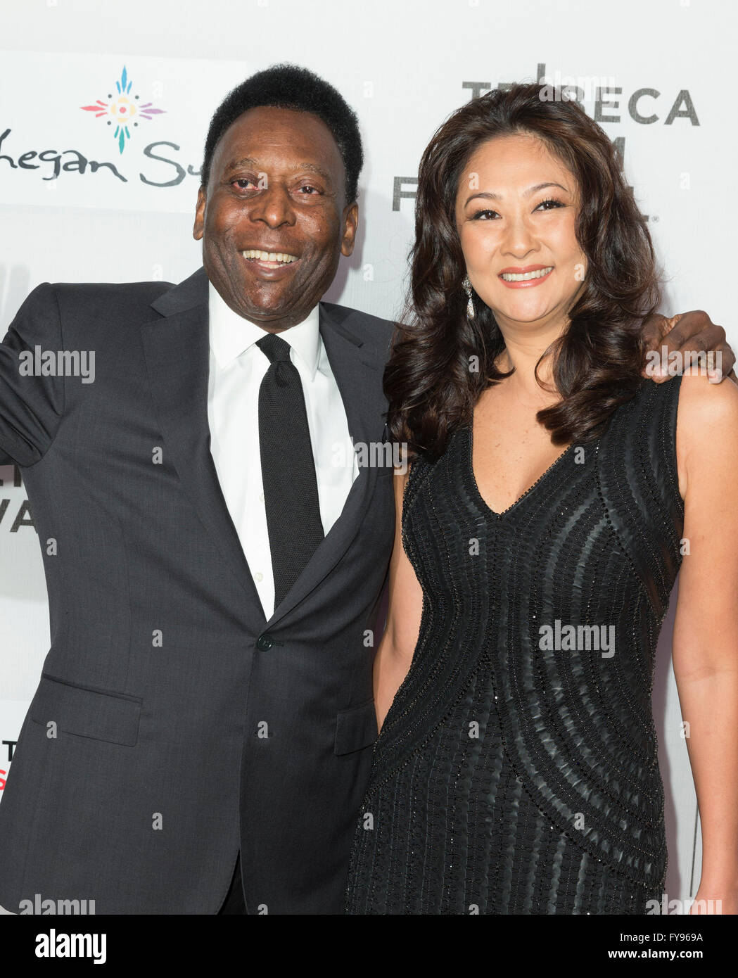 New York, Stati Uniti d'America. 23 Aprile, 2016. Pele e Marcia Aoki frequentare Tribeca Film Festival premiere di Pele: nascita di una leggenda a credito BMCC: lev radin/Alamy Live News Foto Stock