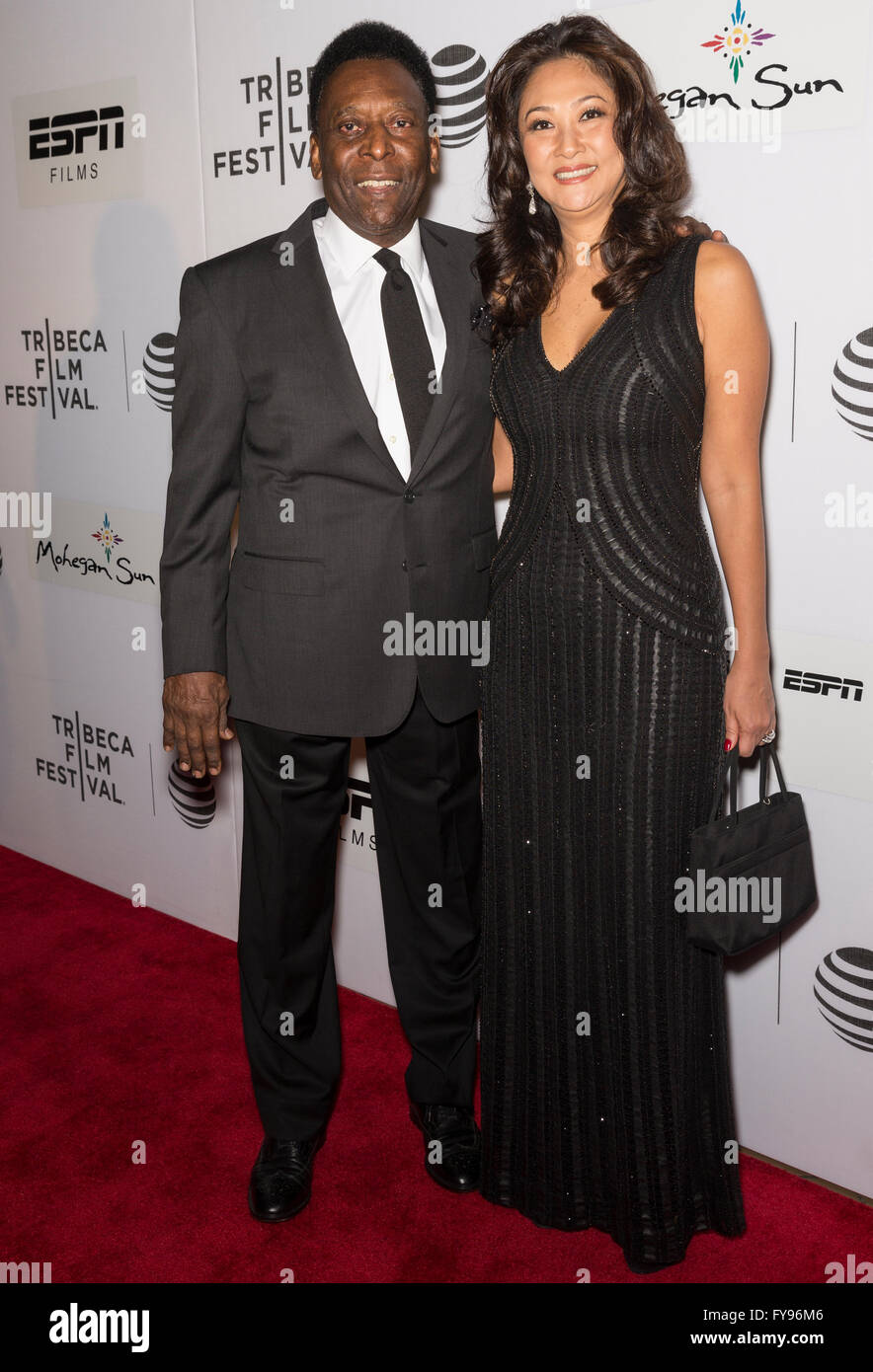 La città di New York, Stati Uniti d'America. 23 Aprile, 2016. Ex calciatore brasiliano Edson Arantes do Nascimento aka Pele e Marcia Aoki partecipare - Pele: nascita di una Leggenda - Premiere durante il 2016 Tribeca Film Festival a Giovanni Zuccotti Theatre Credito: Ovidiu Hrubaru/Alamy Live News Foto Stock
