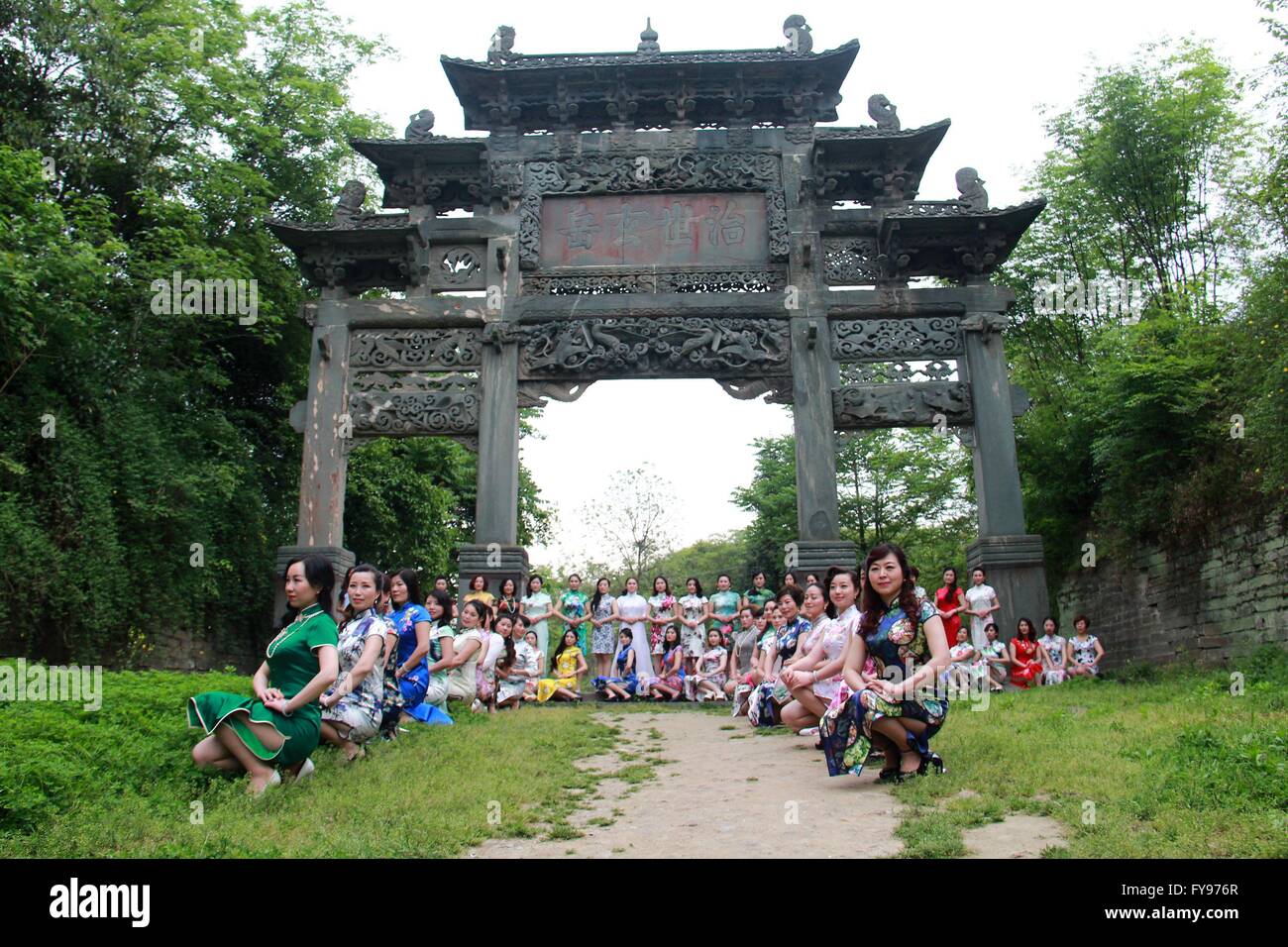 Shiyan, la Cina della provincia di Hubei. 23 apr, 2016. Cheongsam amanti cheongsams display sul Wudang Montagna in Shiyan, centrale cinese della provincia di Hubei, 23 aprile 2016. Credito: Cao Zhonghong/Xinhua/Alamy Live News Foto Stock