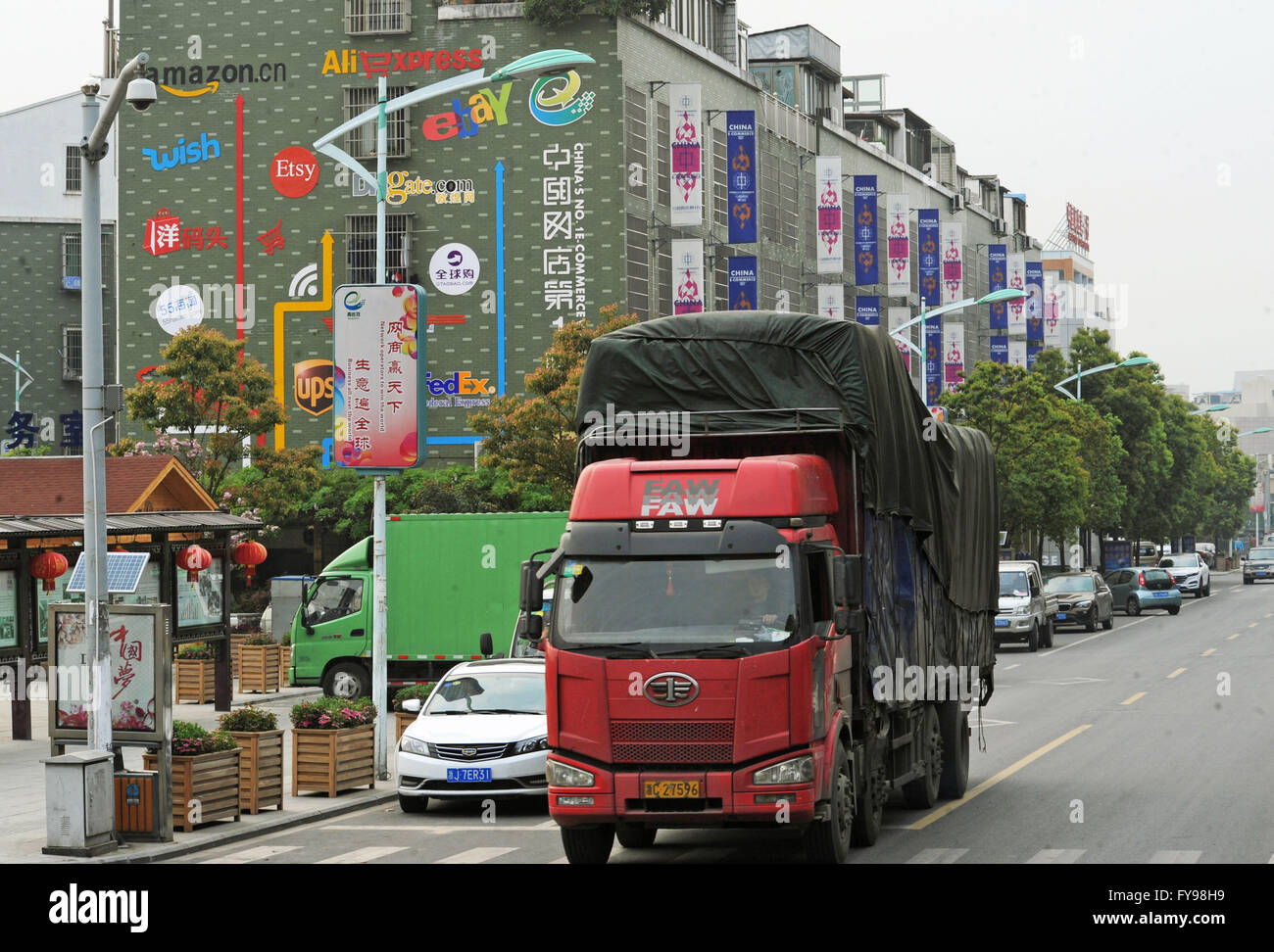 Hangzhou. 2 apr, 2016. Foto scattata il 2 aprile 2016 mostra una vista del villaggio di Qingyanliu, che è definito come la Cina del n. 1 e-commerce village, in Yiwu City, est della Cina di Provincia dello Zhejiang. Il prodotto interno lordo (PIL) della provincia del Zhejiang ha raggiunto 935.6 miliardi di RMB (circa 143.89 miliardi di dollari) nel primo trimestre del 2016, +7,2 per cento anno su anno, secondo le autorità locali. © Tan Jin/Xinhua/Alamy Live News Foto Stock