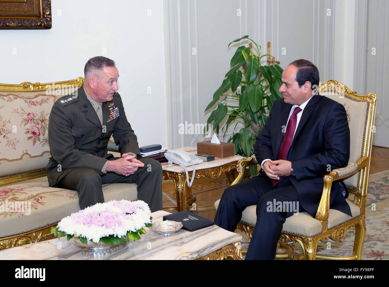 Il Cairo, Egitto. 23 apr, 2016. Il Presidente egiziano Abdel Fattah al-Sisi incontro con la presidente del Comune di capi di Stato Maggiore, Giuseppe Dunford, al Cairo il 23 aprile 2016 © Il presidente Egiziano Ufficio APA/images/ZUMA filo/Alamy Live News Foto Stock