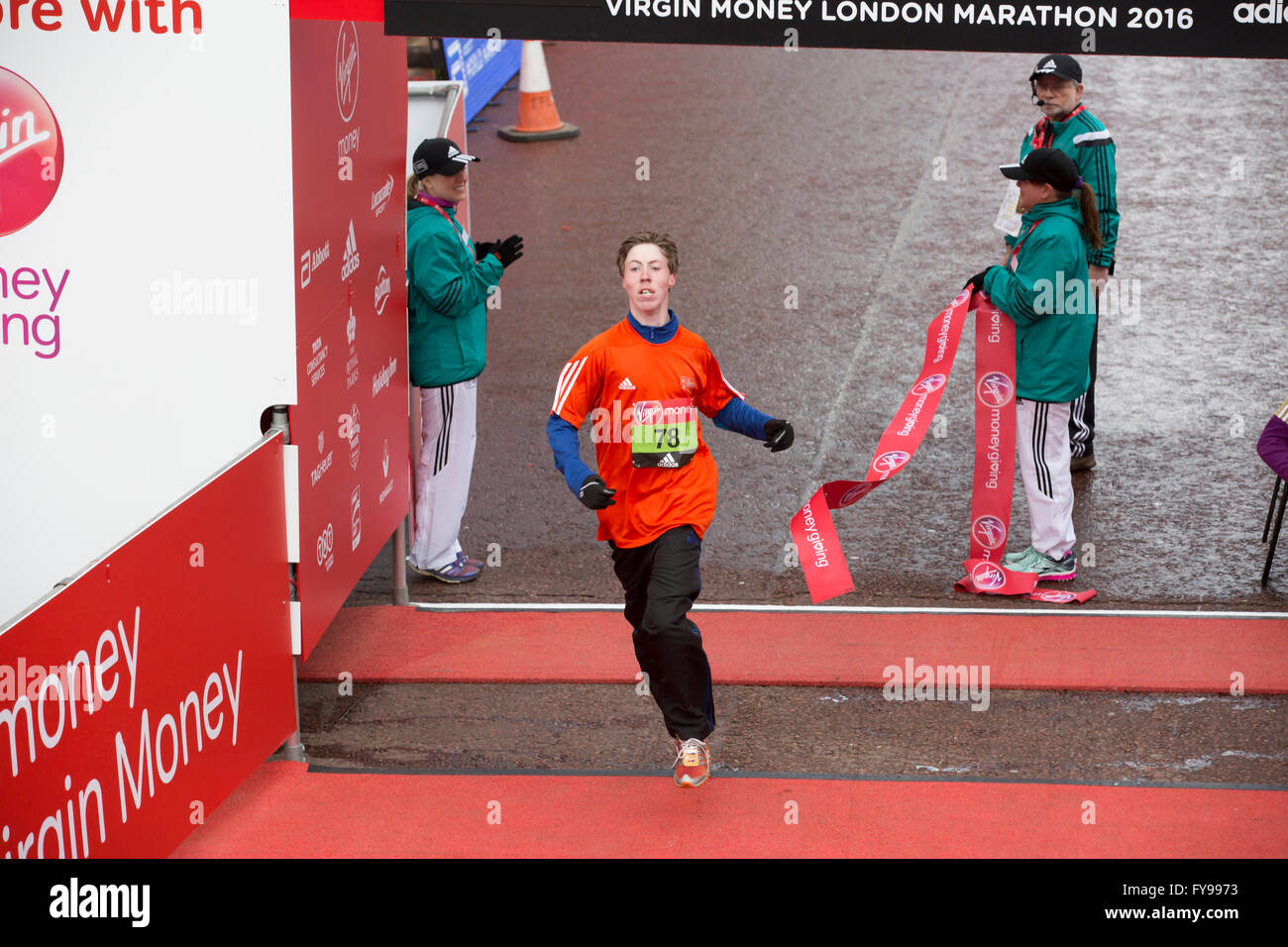 Il centro commerciale di Londra, Regno Unito. Il 24 aprile 2016. Vergine dando denaro Mini Maratona di Londra è per i giovani atleti di età compresa tra i 11-17 anni numero 78 era il winne Credito: Keith Larby/Alamy Live News Foto Stock