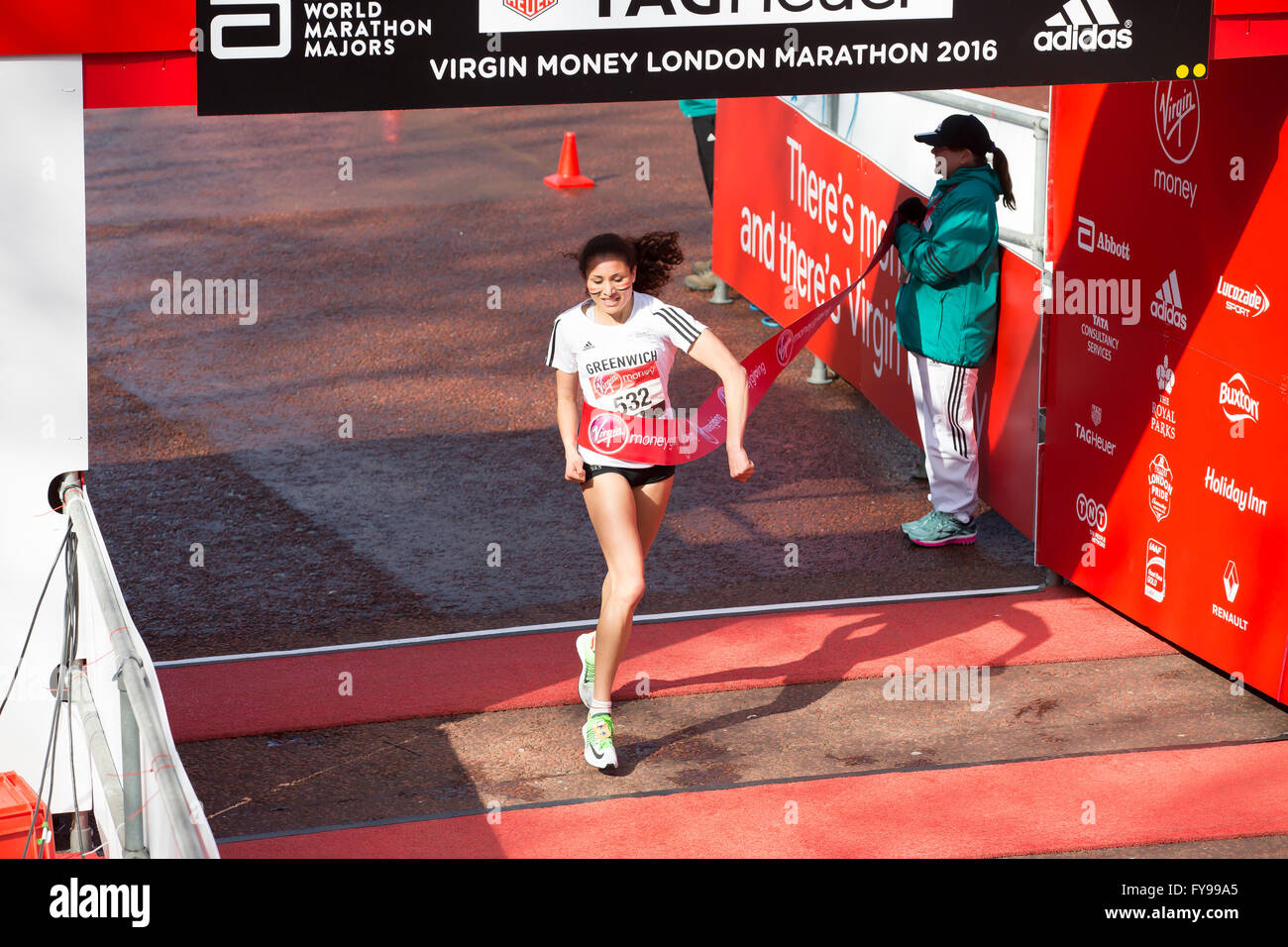 Il centro commerciale di Londra, Regno Unito. Il 24 aprile 2016. Vergine dando denaro Mini Maratona di Londra è per i giovani atleti di età compresa tra i 11-17 anni di credito: Keith Larby/Alamy Live News Foto Stock