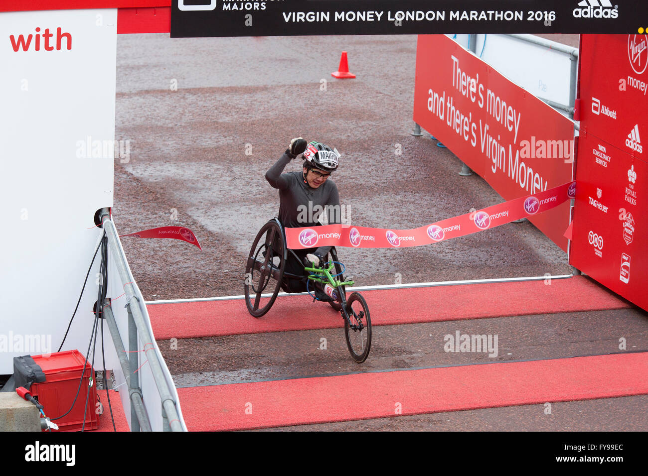 Londra, Regno Unito. 24 Aprile 2016.Martin è arrivato terzo nella donna carrozzella VIRGIN LONDON MARATHON 201 Credito: Keith Larby/Alamy Live News Foto Stock