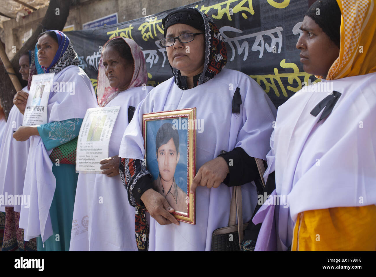 Savar, Bangladesh. 24 Aprile, 2016. Gli attivisti del Bangladesh e ai parenti delle vittime della rana Plaza il crollo dell'edificio prendere parte in una marcia di protesta in occasione del terzo anniversario della catastrofe del crollo sito a Savar, vicino a Dacca in Bangladesh, 24 aprile 2016. Del 24 aprile 2013, l'ottavo memorizzati Rana Plaza è crollato in Shavar, Dhaka. La Rana Plaza che ha quattro capi, una banca e negozi commerciali comprendenti elettronica, vestiti, crollato nella mattina intorno alle 8.30, ora dopo aver vestito i lavoratori sono stati costretti a unirsi a lavoro. Credito: ZUMA Press, Inc./Alamy Live News Foto Stock