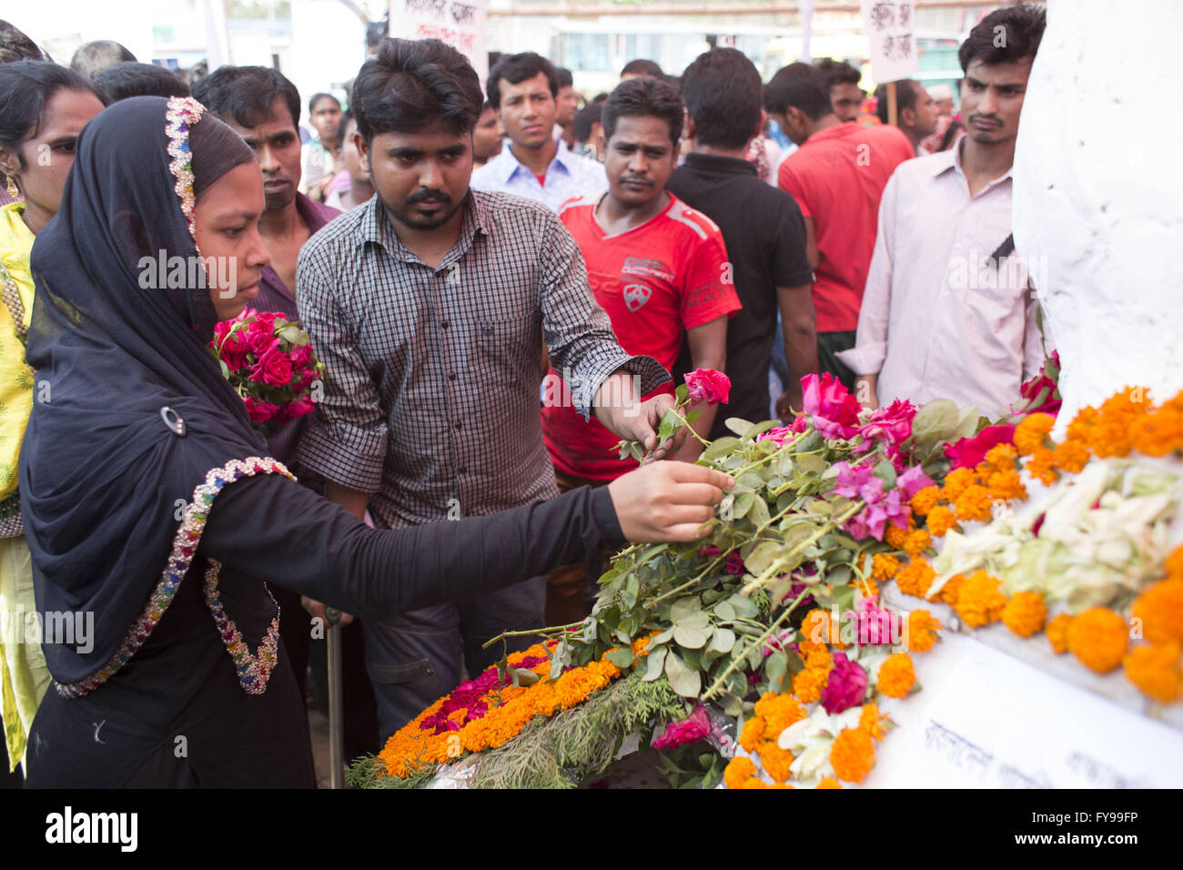 Savar, Bangladesh. 24 Aprile, 2016. I parenti delle vittime della rana Plaza il crollo dell'edificio si sono riuniti presso il crollo sito per pagare il loro tributo a Savar, vicino a Dacca in Bangladesh, 24 aprile 2016. Del 24 aprile 2013, l'ottavo memorizzati Rana Plaza è crollato in Shavar, Dhaka. La Rana Plaza che ha quattro capi, una banca e negozi commerciali comprendenti elettronica, vestiti, crollato nella mattina intorno alle 8.30, ora dopo aver vestito i lavoratori sono stati costretti a unirsi a lavoro. La ricerca per i morti si è conclusa il 13 maggio con il numero di morti di 1,138. Credito: ZUMA Press, Inc./Alamy Live News Foto Stock