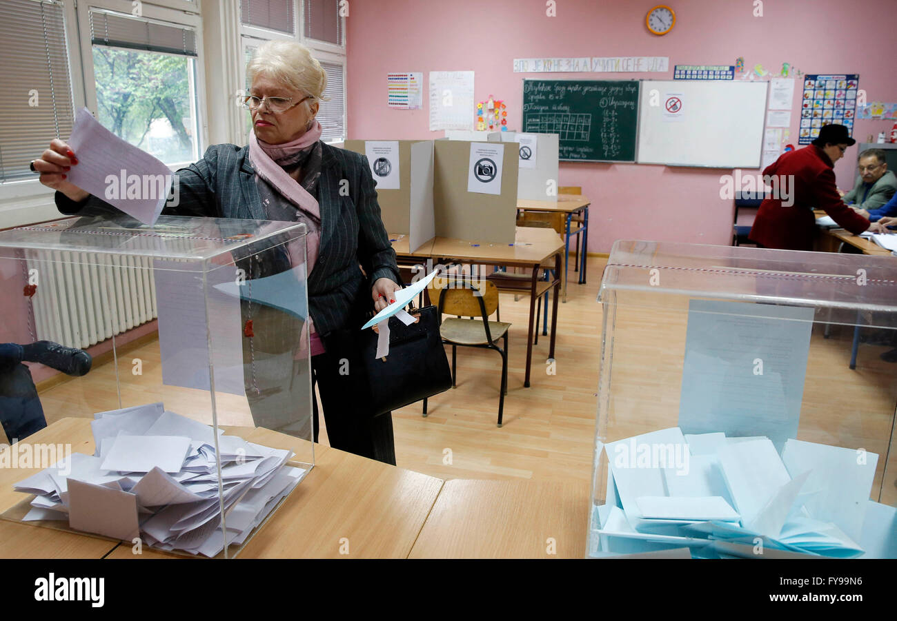 Belgrado. 24 apr, 2016. Una donna voti in corrispondenza di una stazione di polling a Belgrado in Serbia il 24 aprile 2016. I cittadini della Serbia ha iniziato la colata loro schede elettorali in Domenica's snap elezioni parlamentari visto da molti come un banco di prova per il paese balcanico nei suoi sforzi di adesione all'Unione europea (UE). Credito: Predrag Milosavljevic/Xinhua/Alamy Live News Foto Stock