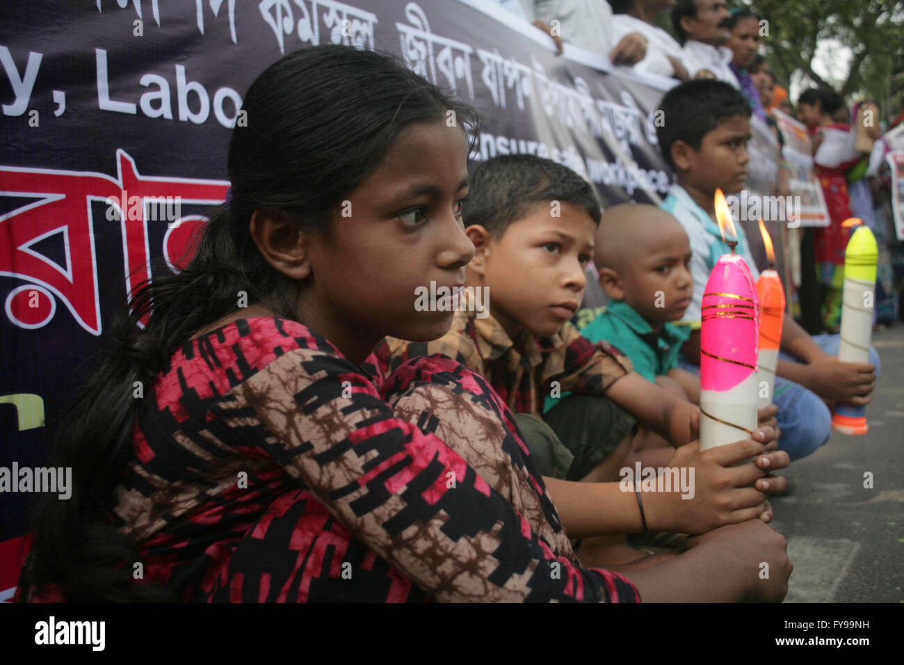 Dacca. 24 apr, 2016. Gli attivisti del Bangladesh e ai parenti delle vittime del crollo della rana Plaza la costruzione di partecipare ad una manifestazione di protesta in occasione del terzo anniversario dell'incidente a Dhaka, nel Bangladesh, 24 aprile 2016. Bangladesh tenuto cerimonie di domenica per commemorare le vittime del paese la peggiore mai tragedia industriale che ha lasciato almeno 1135 morti, per la maggior parte dei lavoratori di indumento. Credito: Xinhua/Alamy Live News Foto Stock