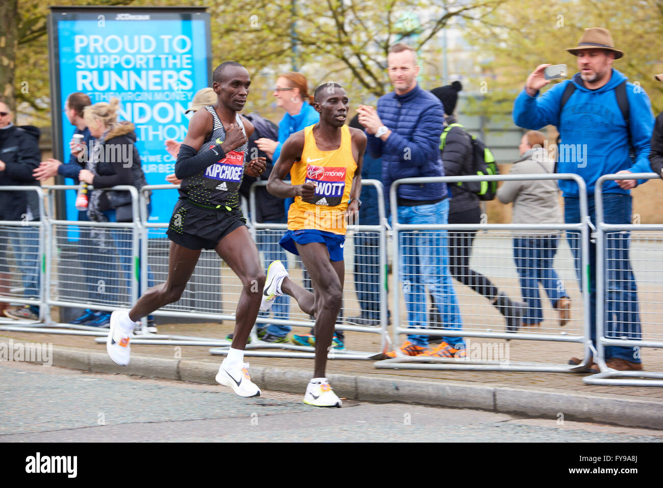 LONDON, Regno Unito - 24 Aprile 2016: Elite uomo leader di gara Stanley Biwott (KEN), Eliud Kipchoge (KEN) competere per la prima posizione sul denaro VIRGIN LONDON MARATHON 2016. Girato in 20 chilometri, su West India Dock Road. Foto Stock