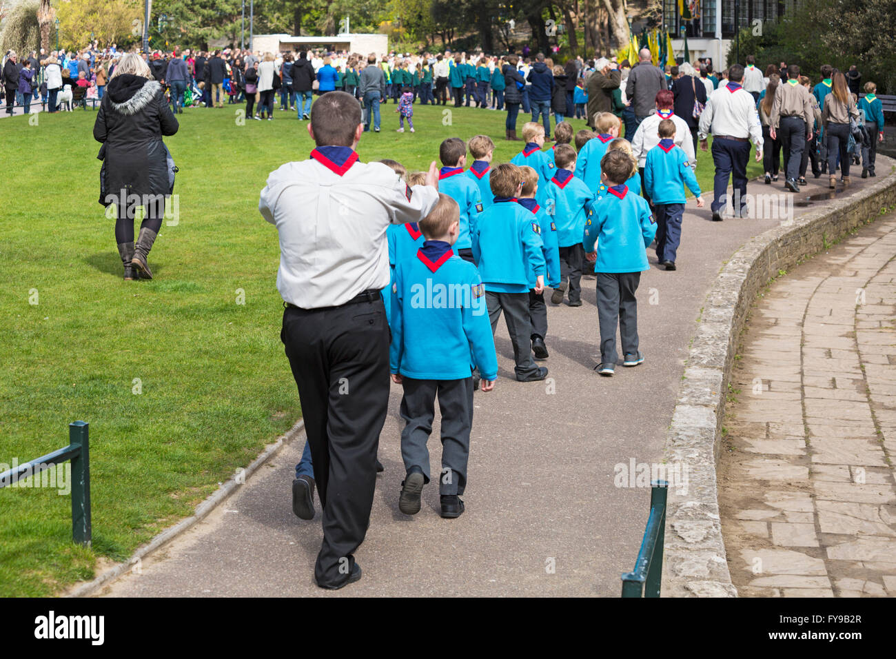 Bournemouth, Dorset, Regno Unito 24 aprile 2016. Grandi folle si sono svolte in condizioni climatiche fredde per sostenere la sfilata degli scout di St George's Day. Giovani ragazzi e ragazze scout cuccioli castori celebrare San Giorgio giorno partecipando alla processione. Credit: Carolyn Jenkins/Alamy Live News Foto Stock