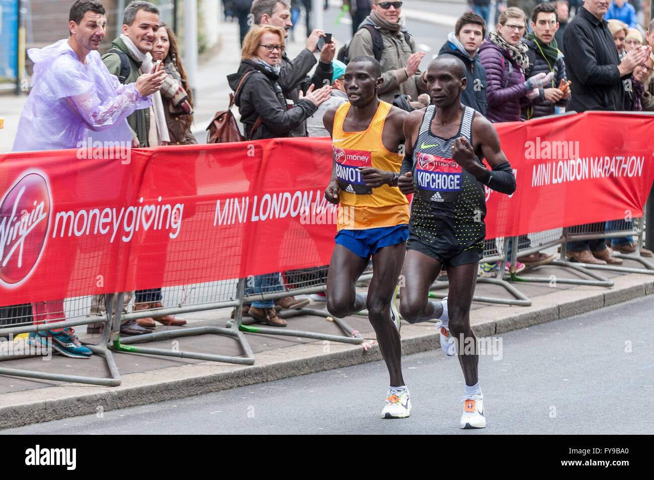 Londra, Regno Unito. Il 24 aprile 2016. Il vincitore della Vergine denaro London Marathon Uomini Elite di gara, Eliud Kipchoge (Kenya), (gilet nero), è visto con Stanley Biwott (Kenya), nei pressi di miglio 23. Credito: Stephen Chung / Alamy Live News Foto Stock