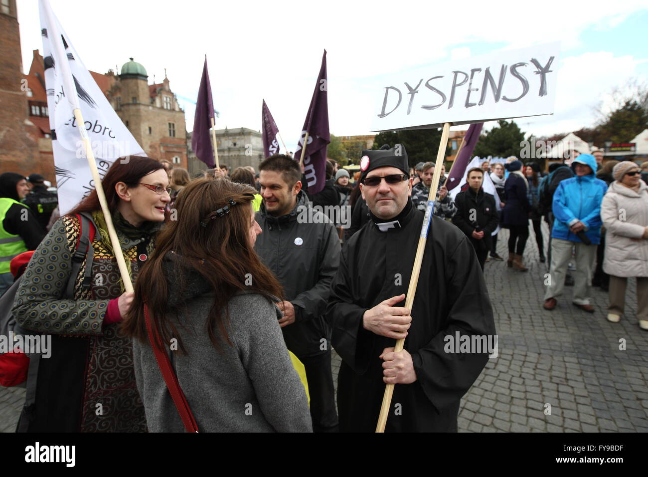 Gdansk, Polonia 24th, Aprile 2016 persone protestano contro i piani governativi sul serraggio del anti-legge sull aborto in Gdansk. Sentenza PolandÕs Diritto e Giustizia leader di partito nei giorni scorsi ha approvato un totale divieto di aborto spinta dalla gerarchia ecclesiastica cattolica. Credito: Michal Fludra/Alamy Live News Foto Stock