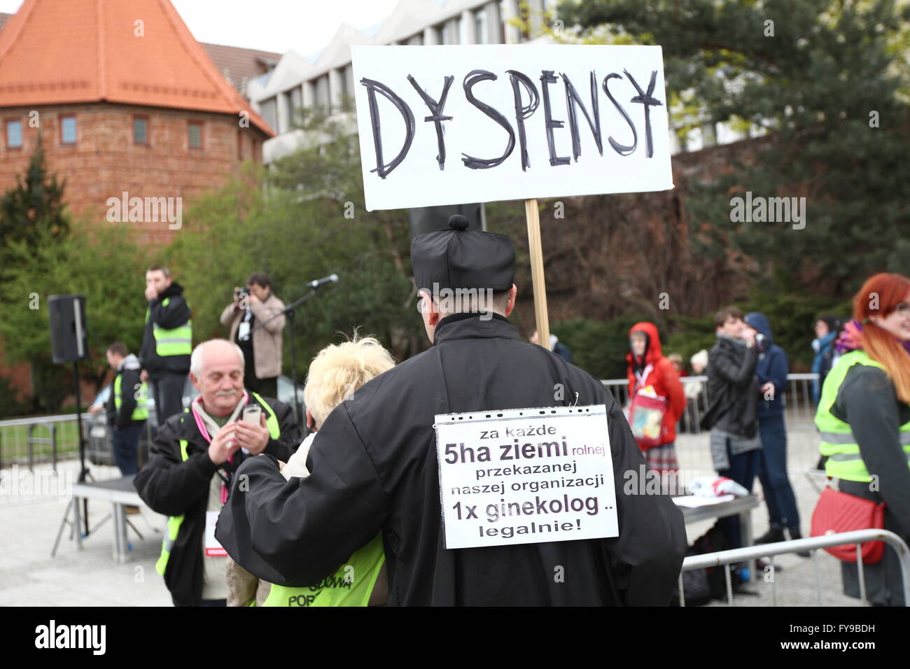 Gdansk, Polonia 24th, Aprile 2016 persone protestano contro i piani governativi sul serraggio del anti-legge sull aborto in Gdansk. Sentenza PolandÕs Diritto e Giustizia leader di partito nei giorni scorsi ha approvato un totale divieto di aborto spinta dalla gerarchia ecclesiastica cattolica. Credito: Michal Fludra/Alamy Live News Foto Stock