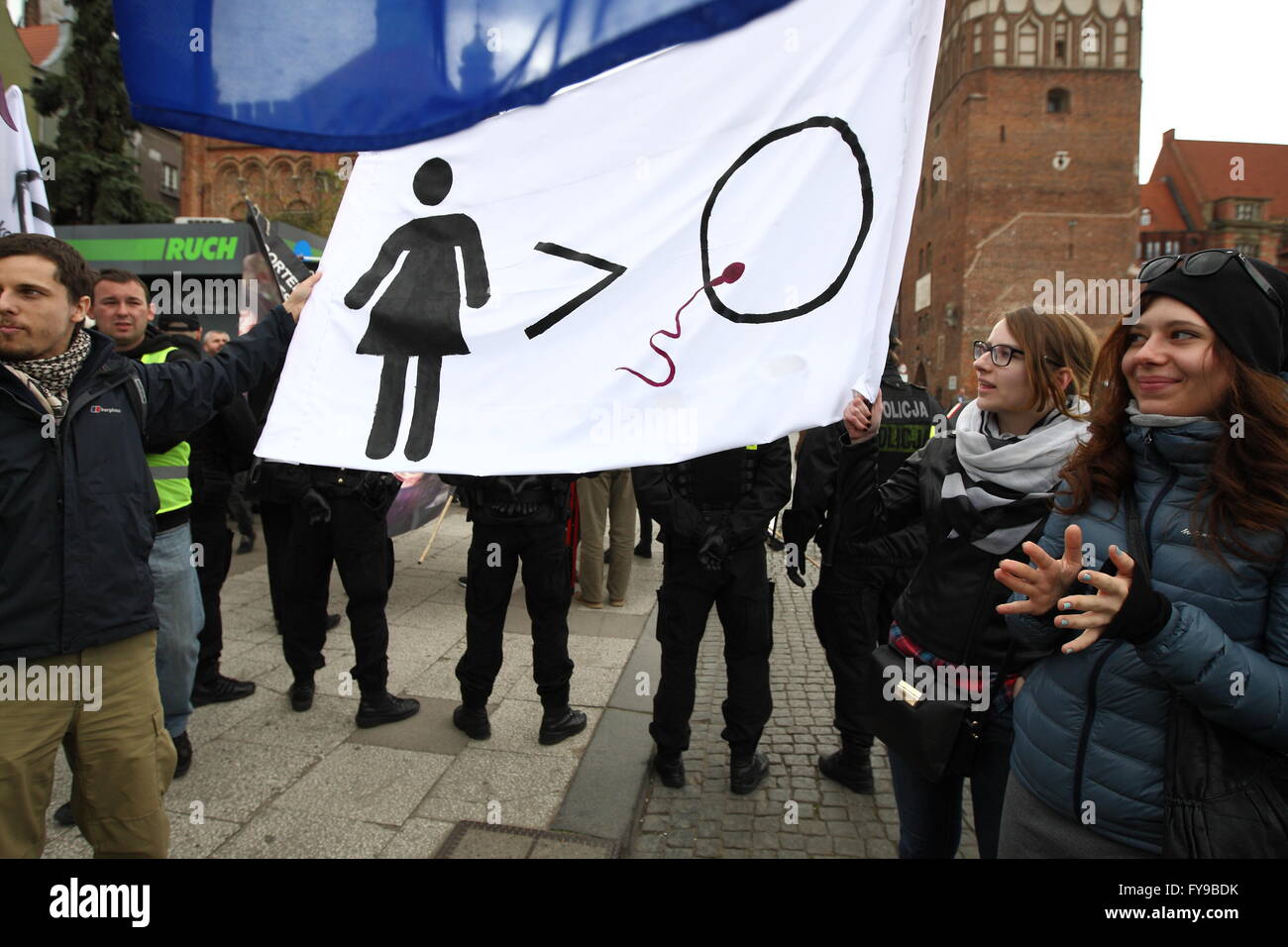 Gdansk, Polonia 24th, Aprile 2016 persone protestano contro i piani governativi sul serraggio del anti-legge sull aborto in Gdansk. Sentenza PolandÕs Diritto e Giustizia leader di partito nei giorni scorsi ha approvato un totale divieto di aborto spinta dalla gerarchia ecclesiastica cattolica. Credito: Michal Fludra/Alamy Live News Foto Stock